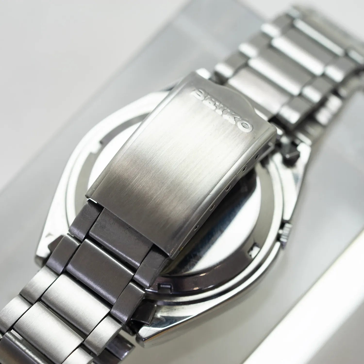 Seiko 5 7009-876A Men’s Automatic Dress Vintage Watch 1983 – side view