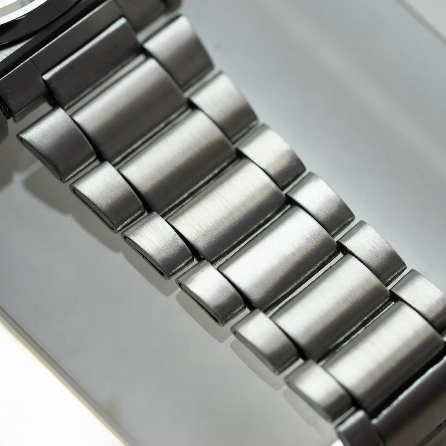 Seiko 5 7009-876A Men’s Automatic Dress Vintage Watch 1983 – side view alternative angle