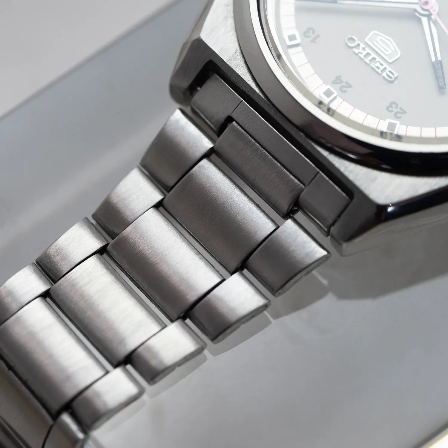 Seiko 5 7009-876A Men’s Automatic Dress Vintage Watch 1983 – movement close-up