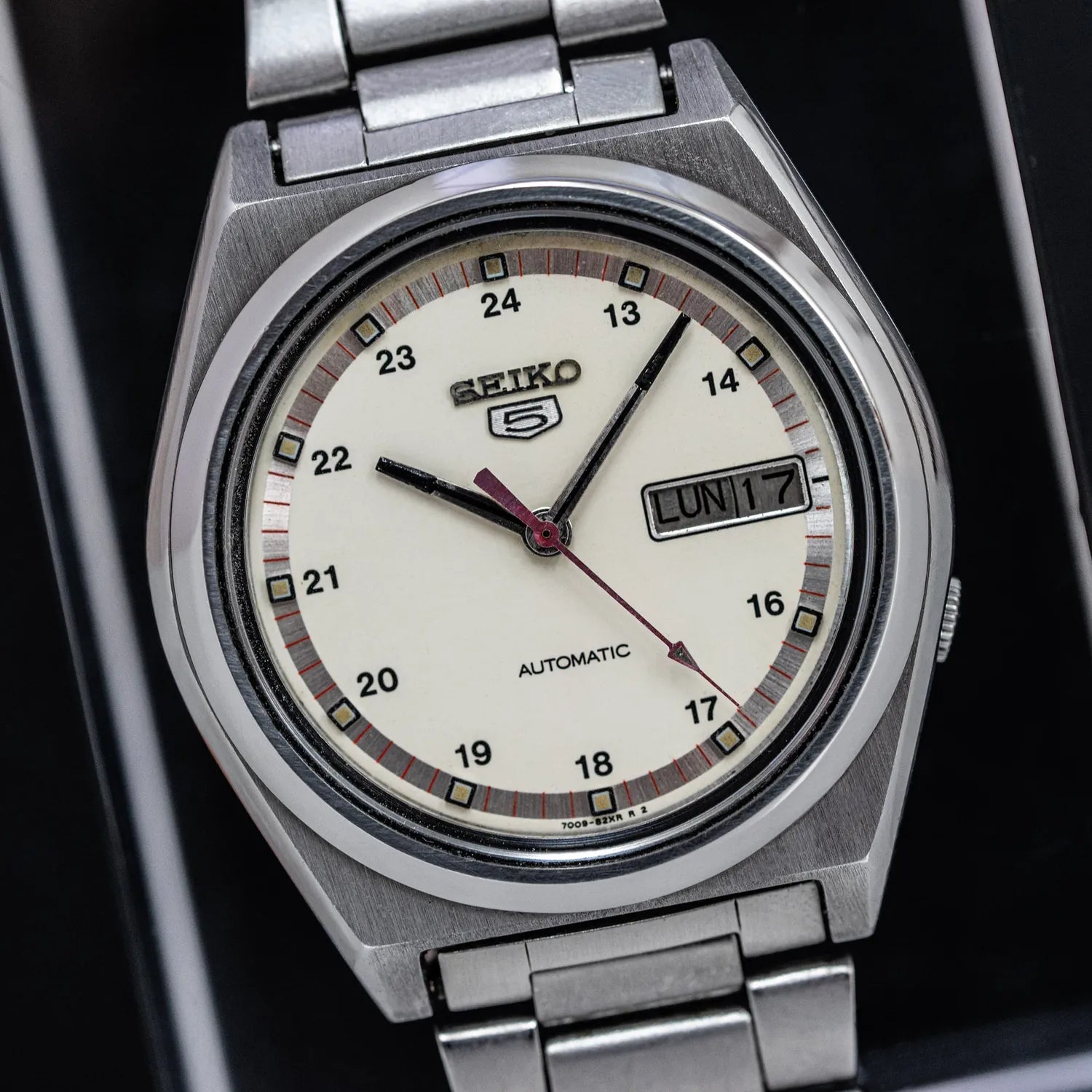 Seiko 5 7009-876A Men’s Automatic Dress  Vintage Watch 1983 – front view