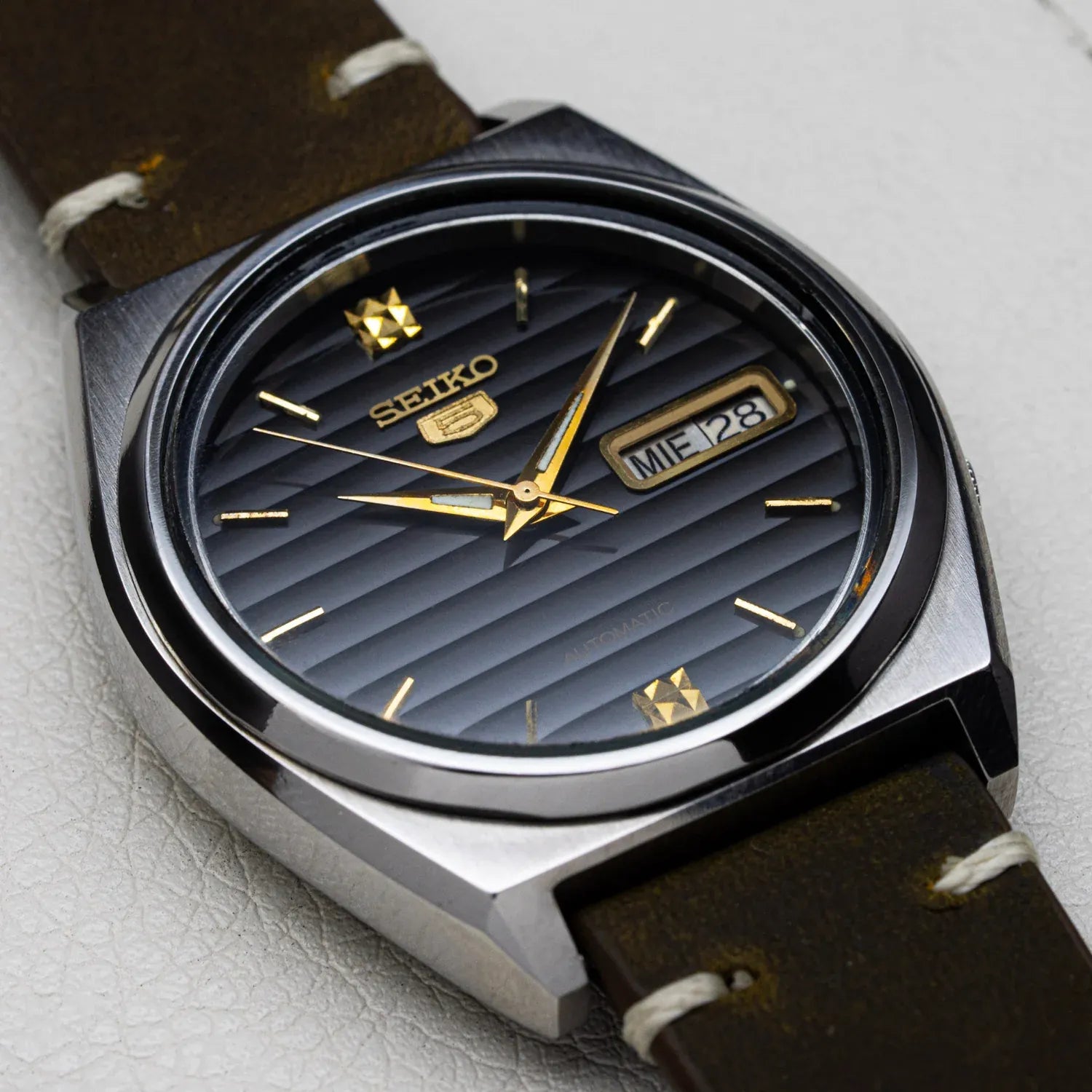 Seiko 5 7009-876A Men’s Automatic Dress Vintage Watch, 1980 – dial close-up