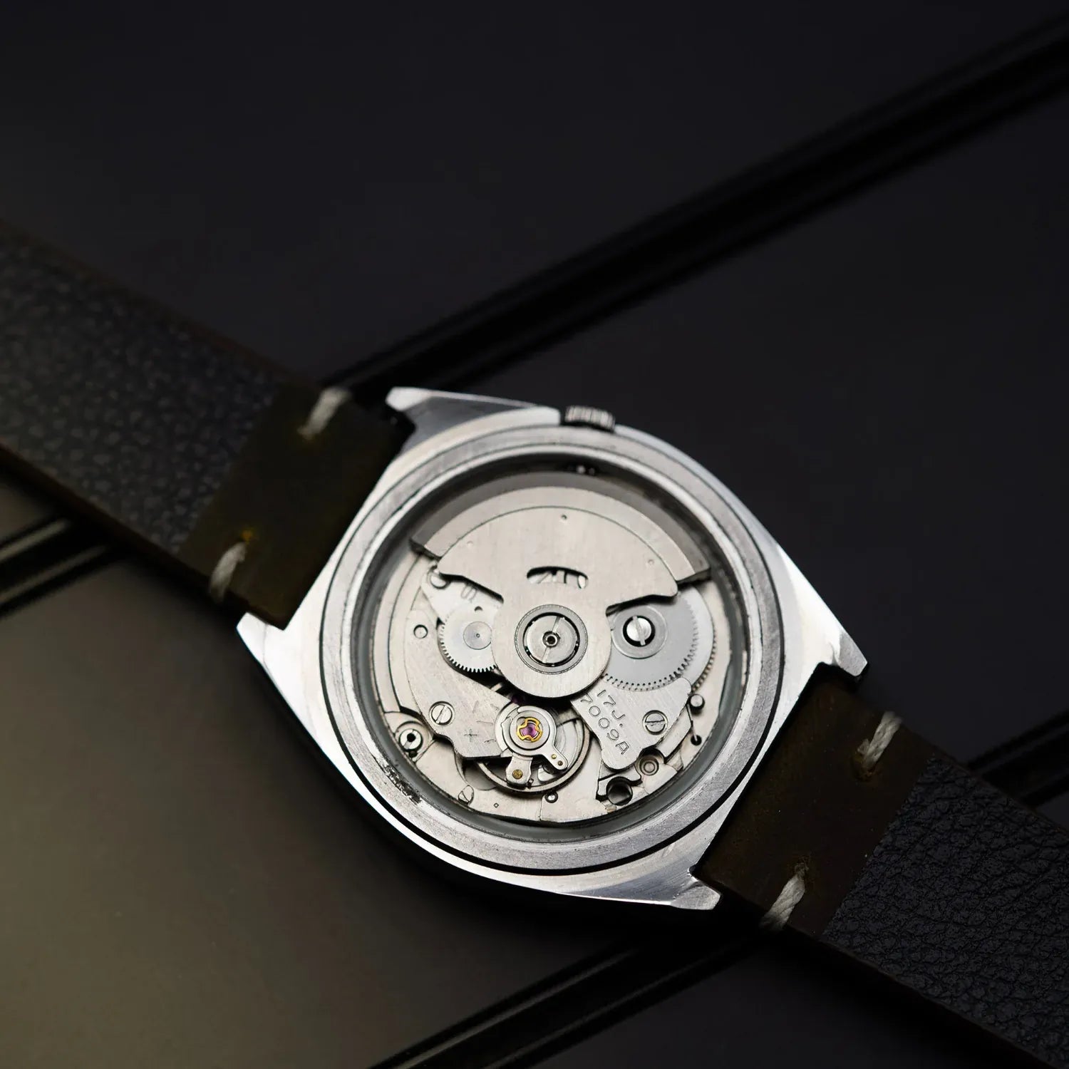 Seiko 5 7009-876A Men’s Automatic Dress Vintage Watch, 1980 – side view alternative angle