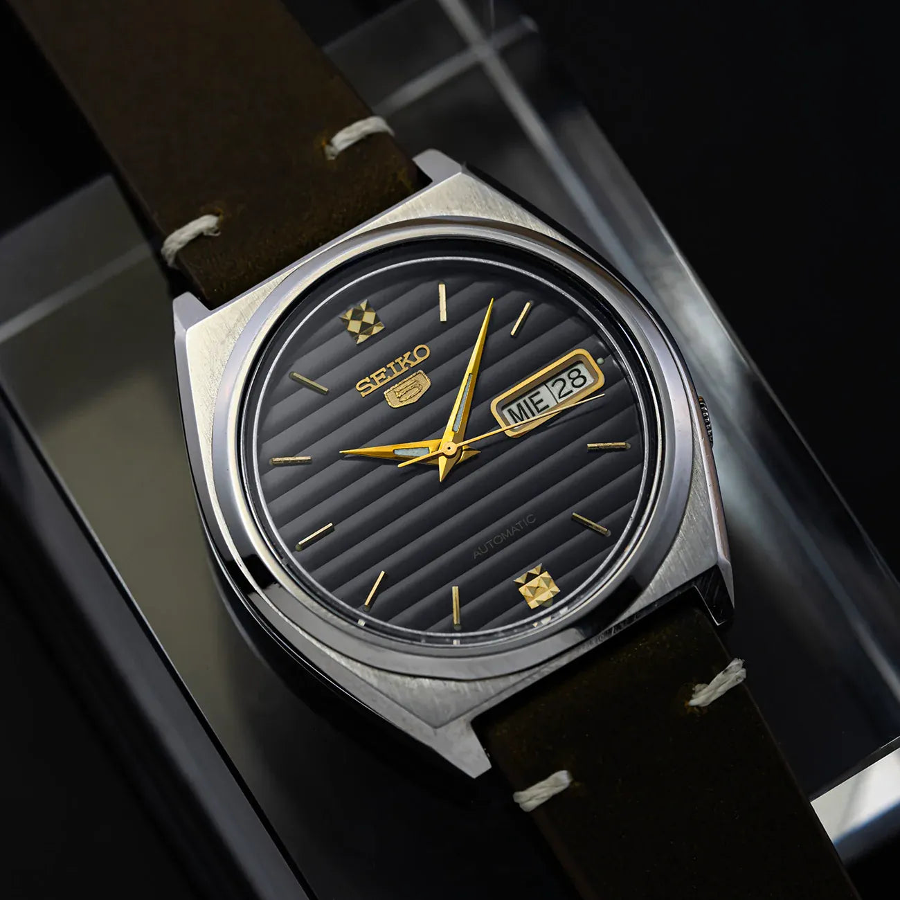 Seiko 5 7009-876A Men’s Automatic Dress Vintage Watch, 1980 – front view