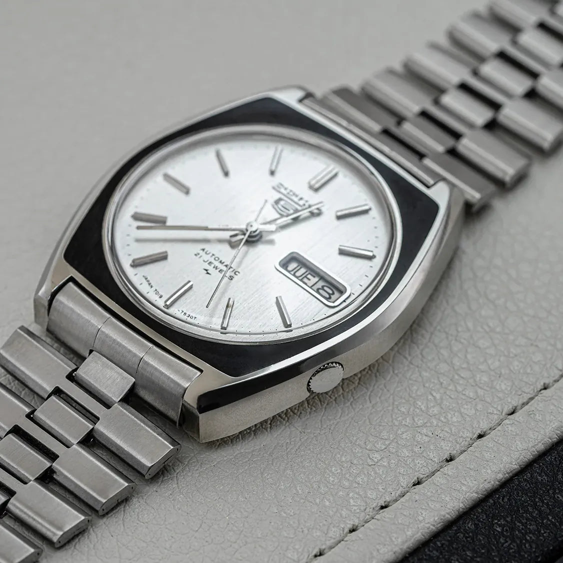 Seiko 5 7019-7390 Men’s Automatic Dress Vintage Watch 1977 – dial close-up