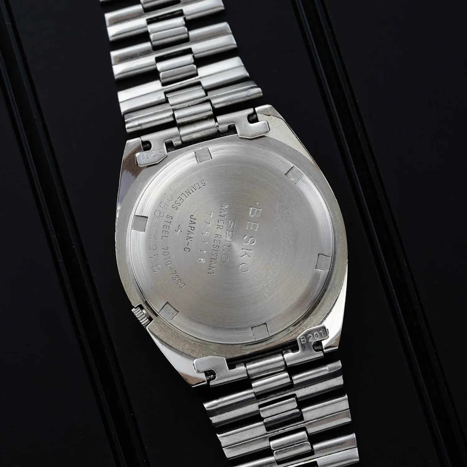 Seiko 5 7019-7390 Men’s Automatic Dress Vintage Watch 1977 – side view