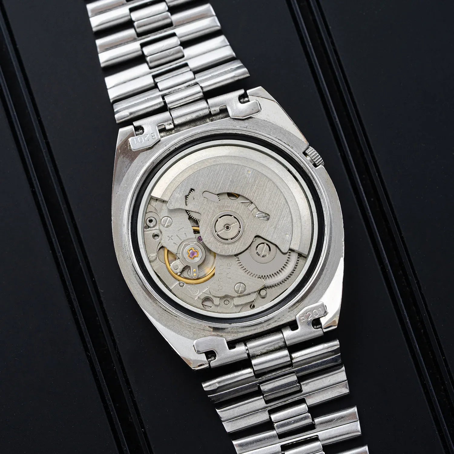 Seiko 5 7019-7390 Men’s Automatic Dress Vintage Watch 1977 – movement close-up
