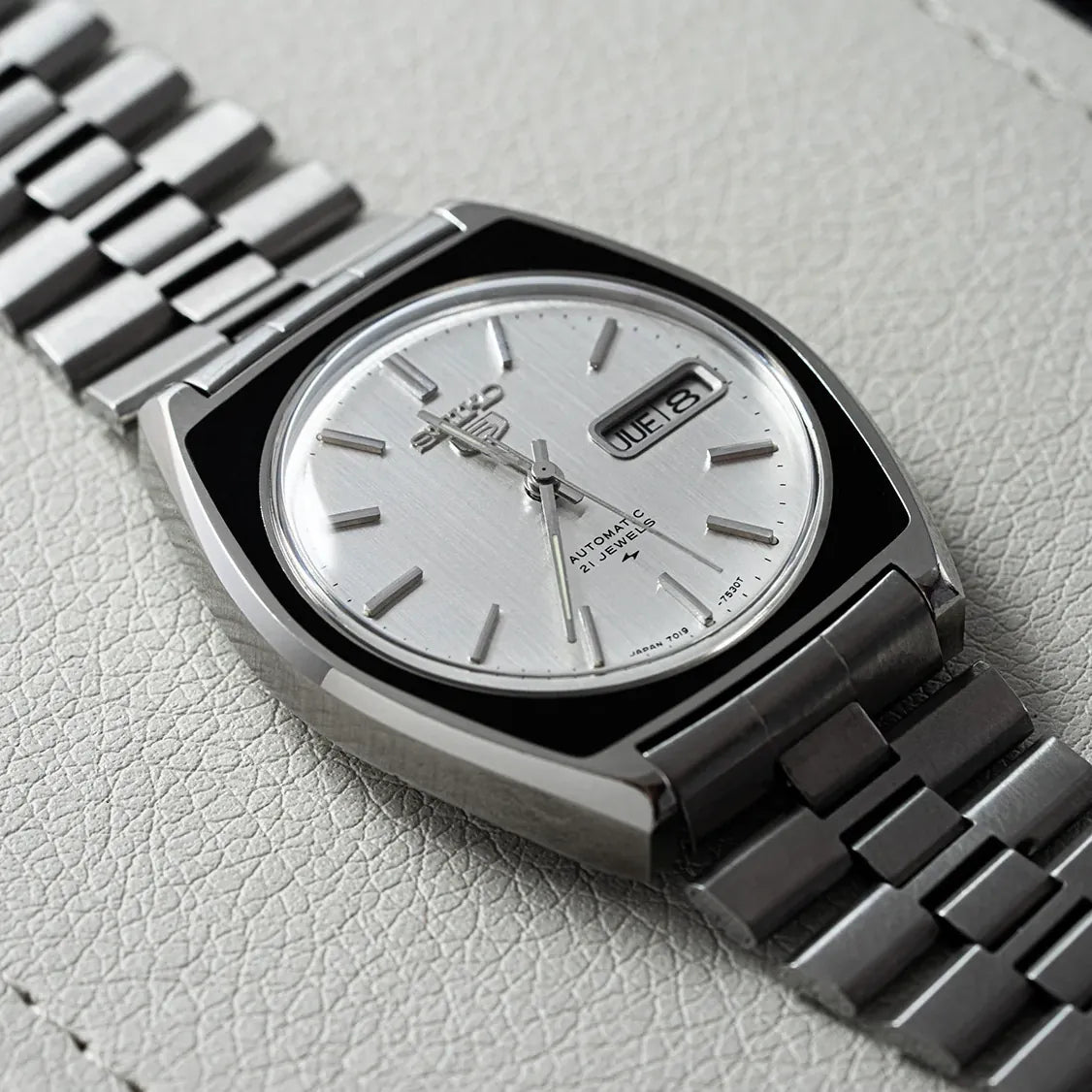 Seiko 5 7019-7390 Men’s Automatic Dress Vintage Watch 1977 – back case