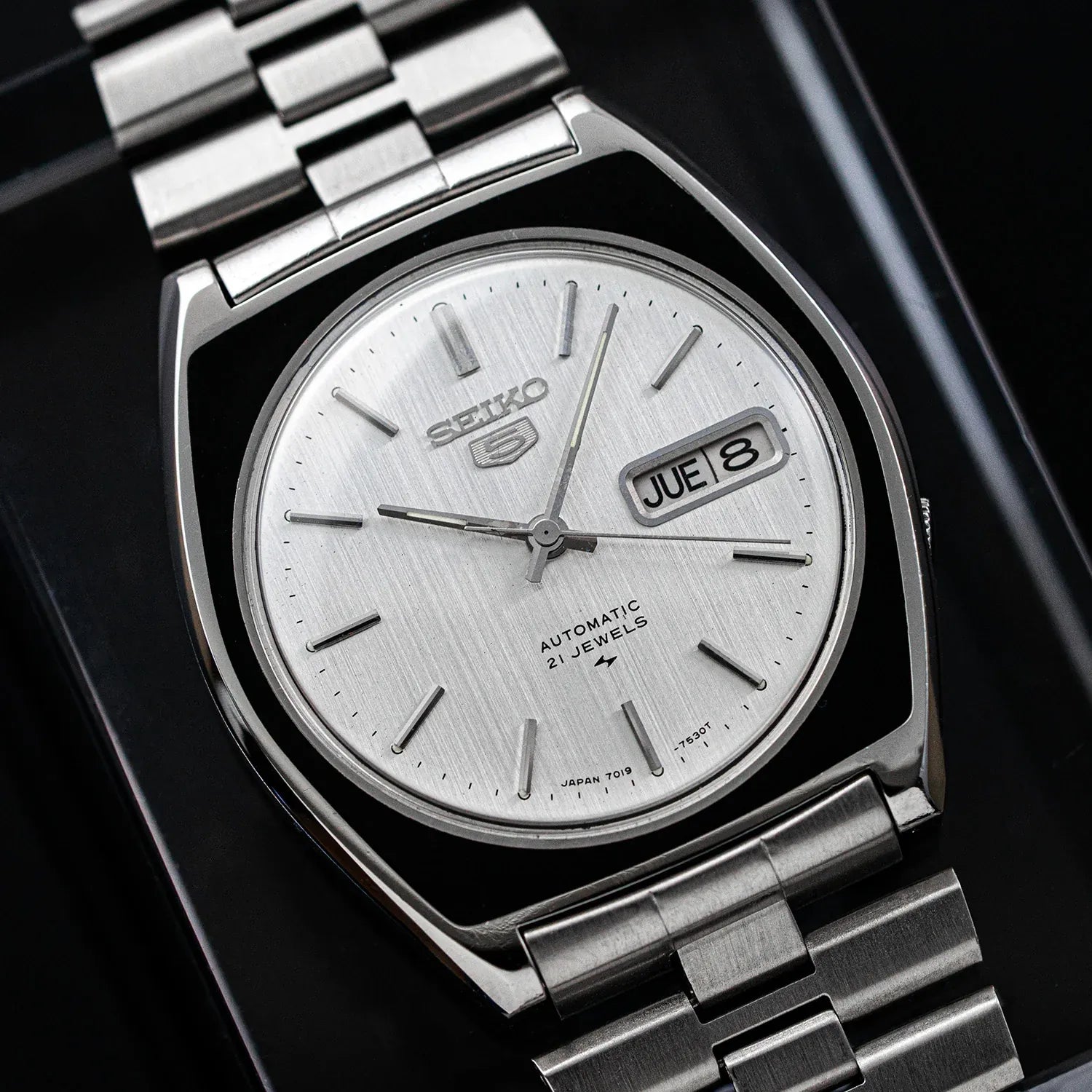 Seiko 5 7019-7390 Men’s Automatic Dress Vintage Watch 1977 – front view