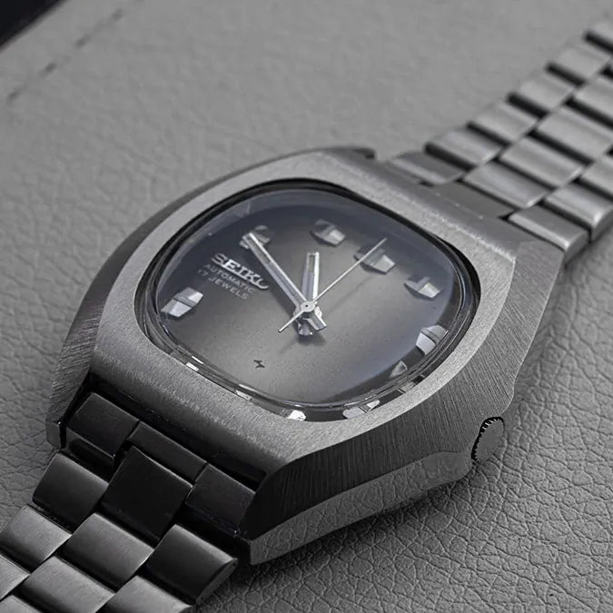 Seiko 7025-5010 Men’s Automatic Dress Vintage Watch, 1976 – dial close-up