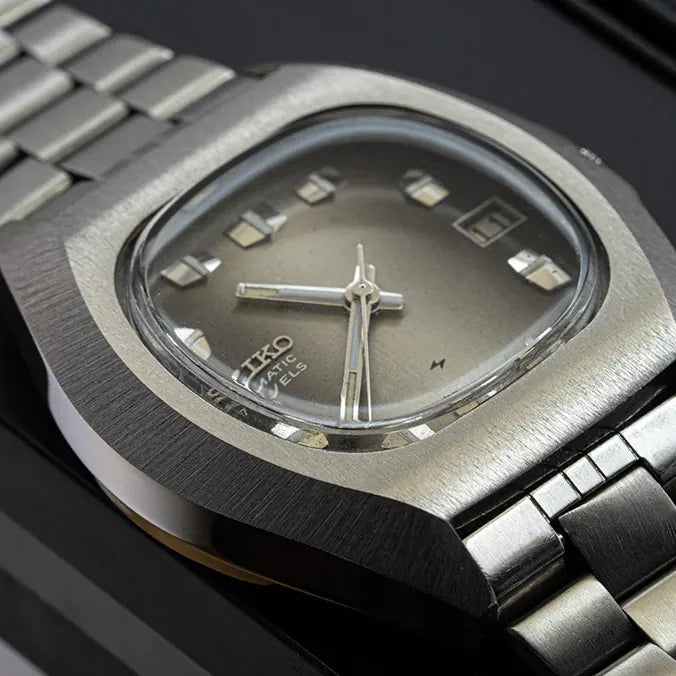 Seiko 7025-5010 Men’s Automatic Dress Vintage Watch, 1976 – side view