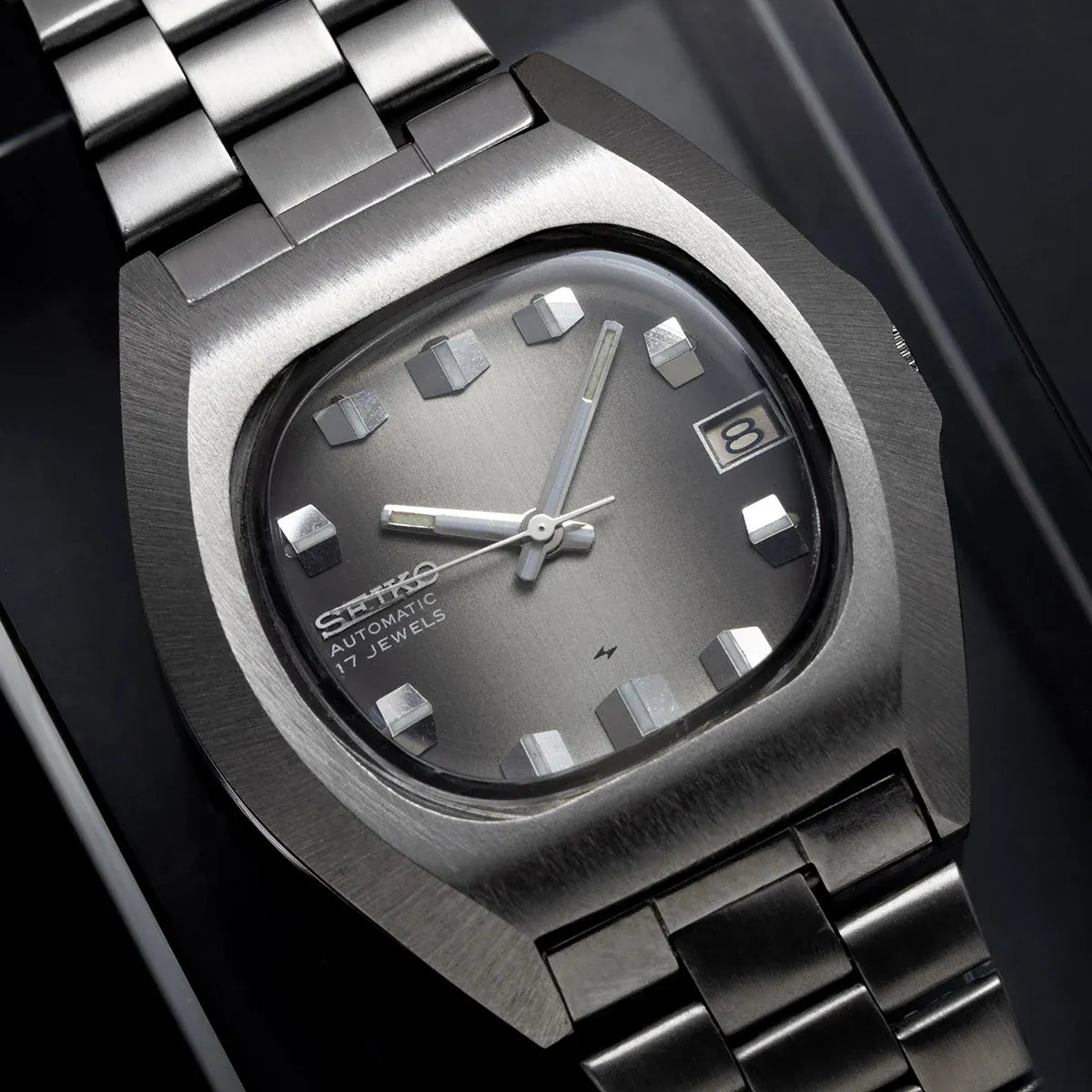Seiko 7025-5010 Men’s Automatic Dress Vintage Watch, 1976 – front view