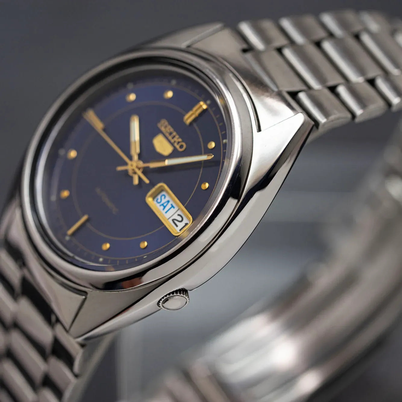 Seiko 5 7S26-3040 Men’s Automatic Dress Vintage Watch, 1996 – side view