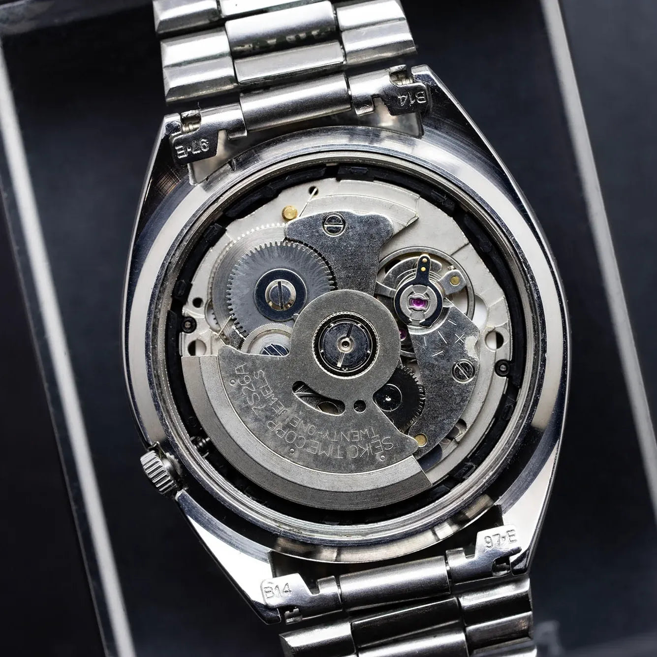 Seiko 5 7S26-3040 Men’s Automatic Dress Vintage Watch, 1996 – back case