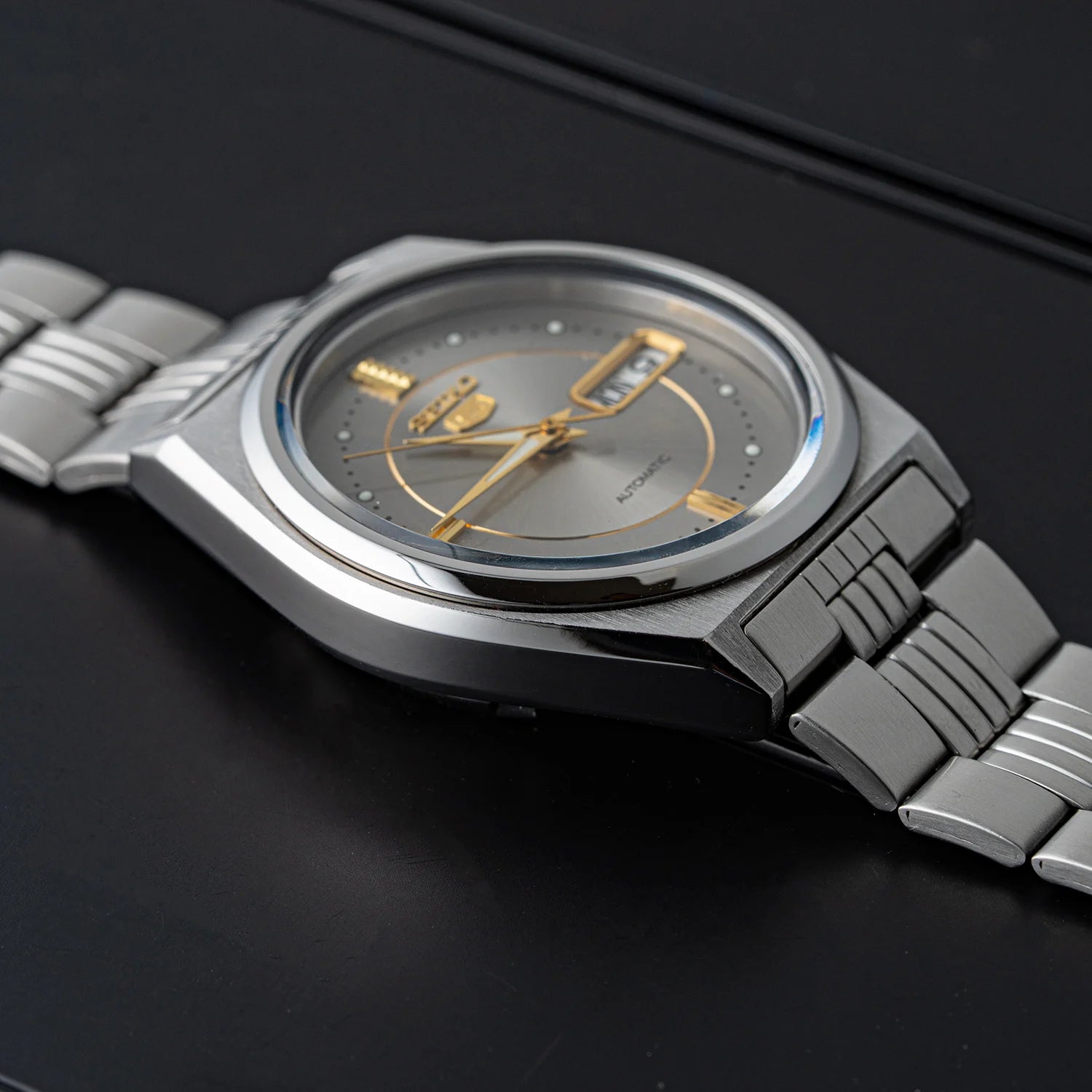 Seiko 5 7S26-0570 Case