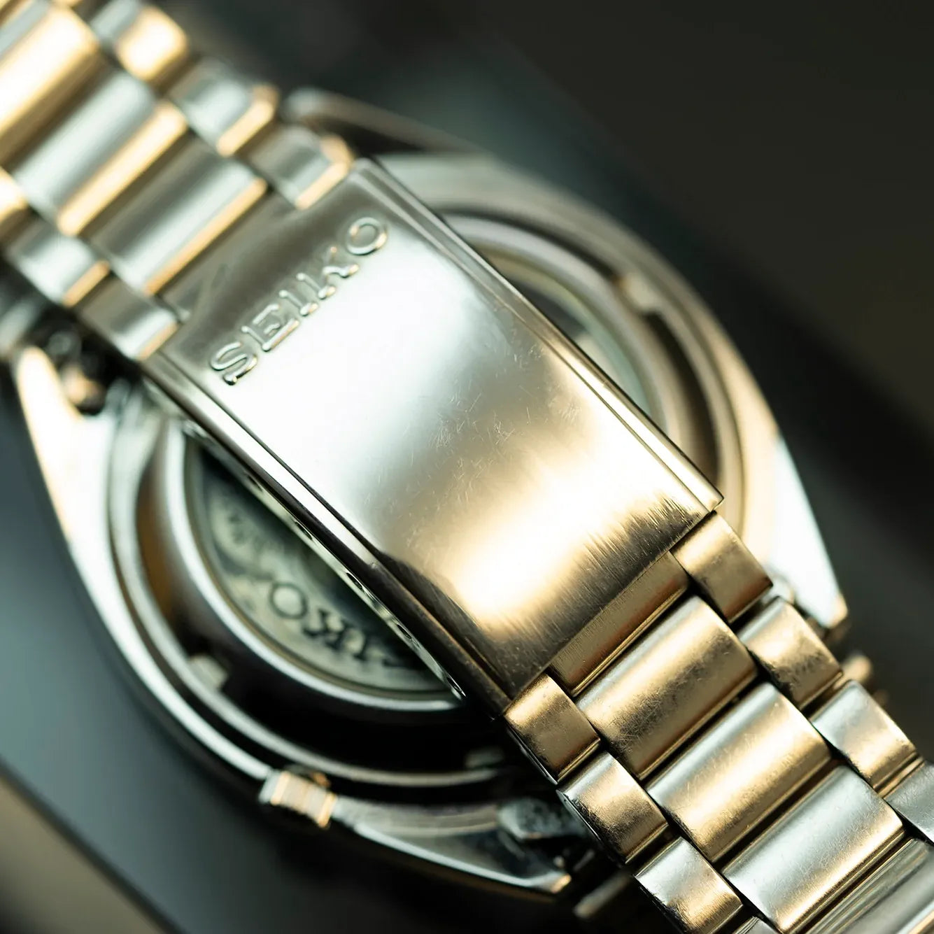 Seiko 5 7S26-0840 Men’s Automatic Dress Vintage Watch, 1996 – side view alternative angle