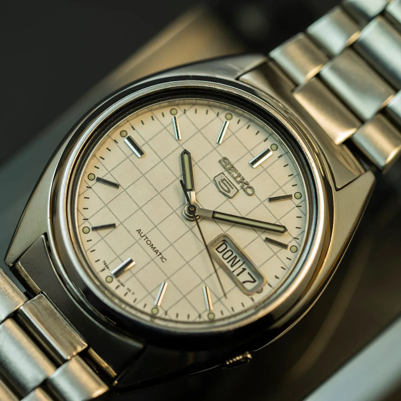 Seiko 5 7S26-0840 Men’s Automatic Dress Vintage Watch, 1996 – movement close-up