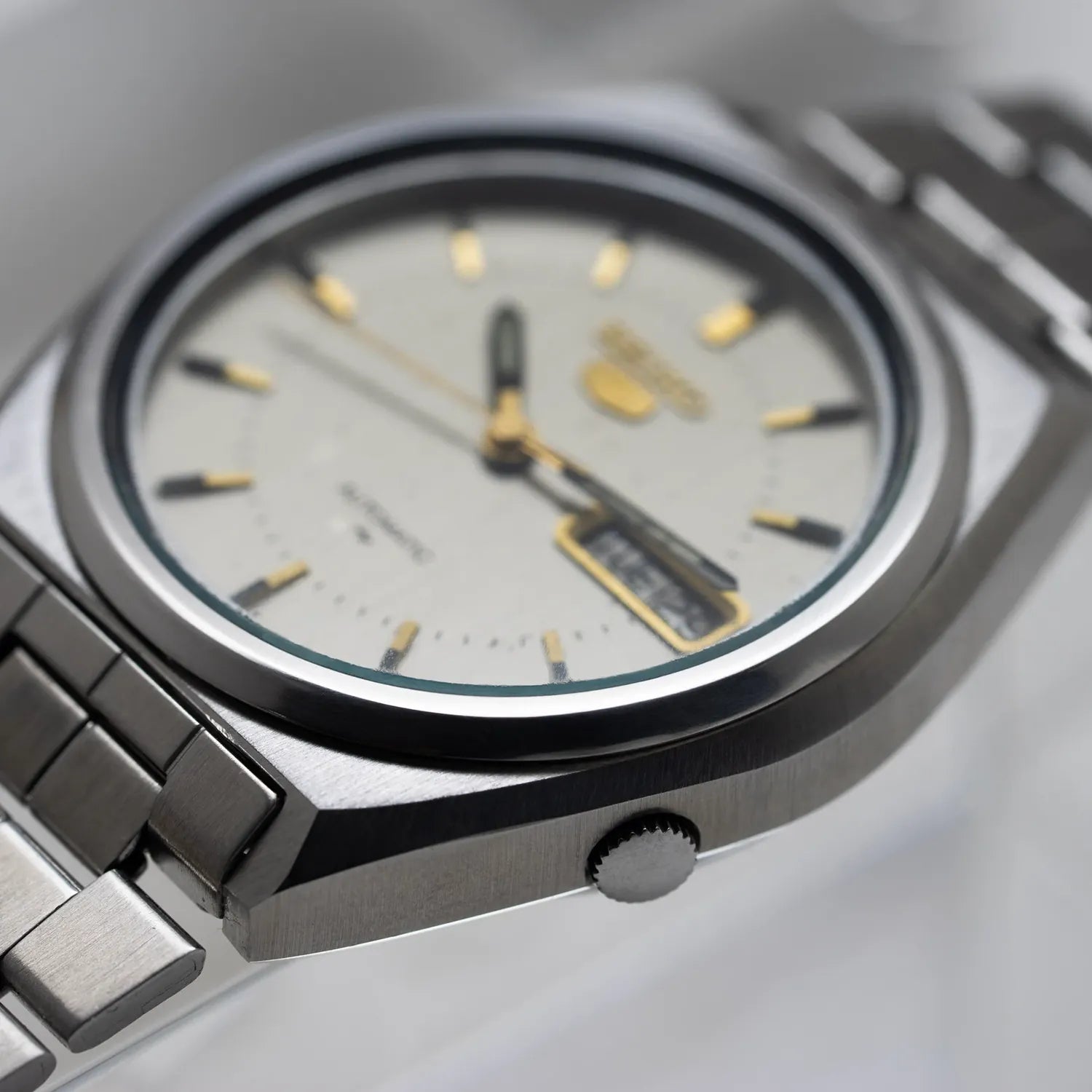 Seiko 5, Ref. 7009-8761, Men's Automatic Vintage Watch, 1981 – dial close-up