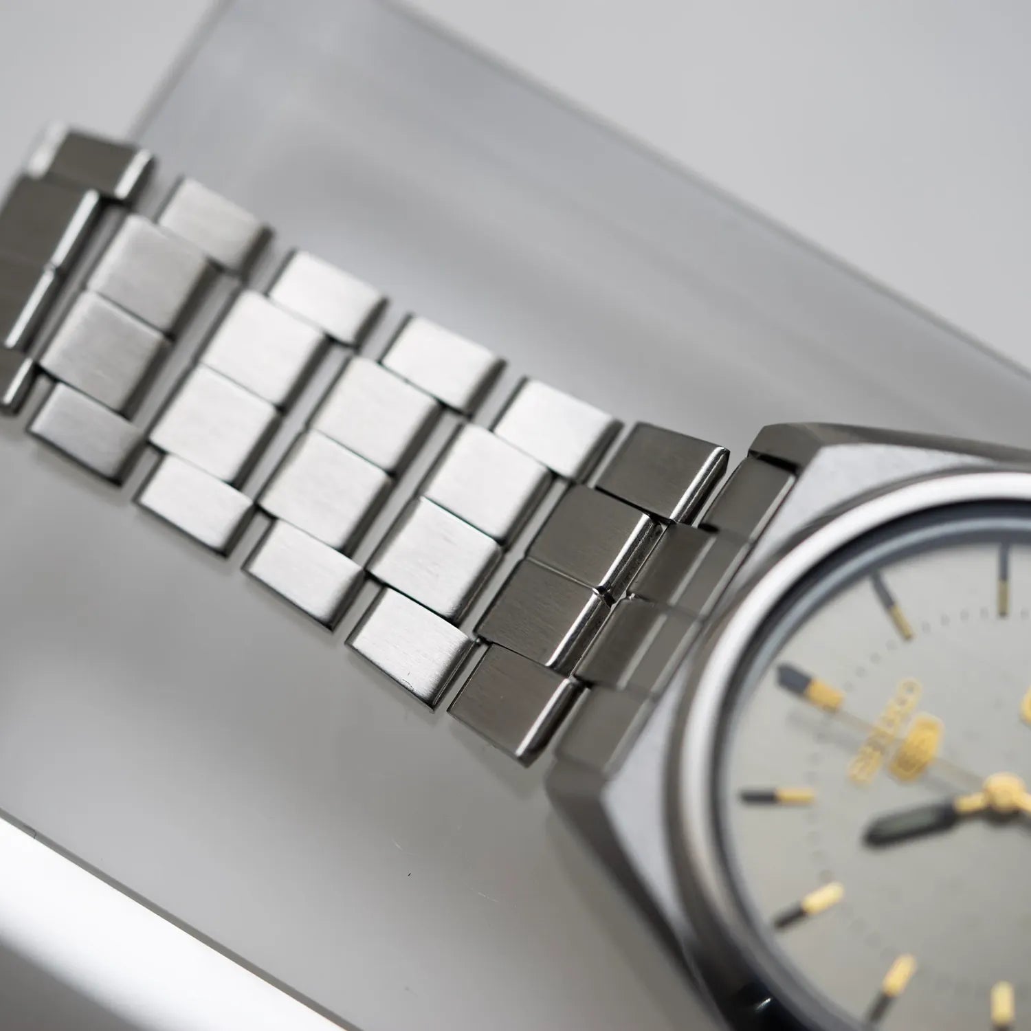 Seiko 5, Ref. 7009-8761, Men's Automatic Vintage Watch, 1981 – side view alternative angle