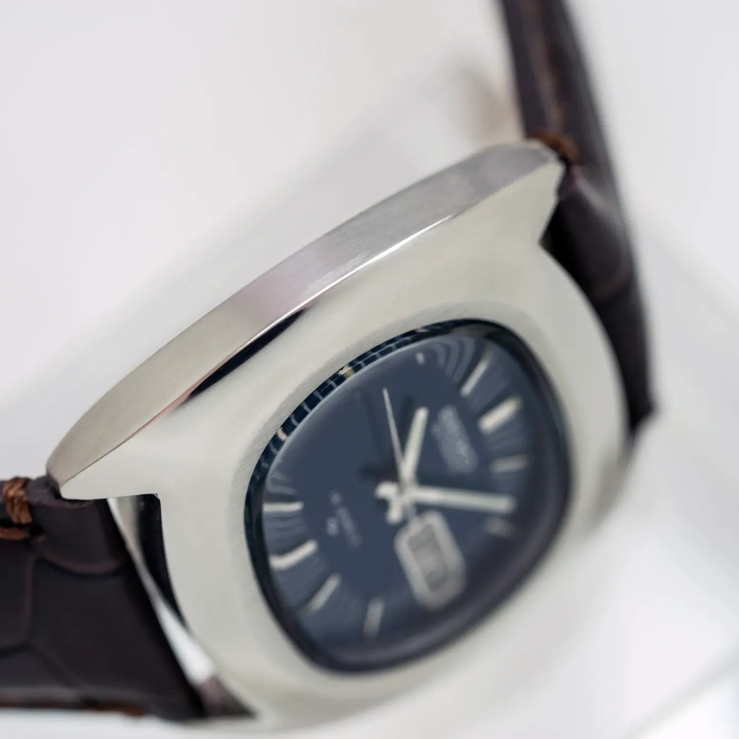 Seiko 7006-5000, Cal. 7006, Men’s Dress Vintage Watch, 1973 – side view