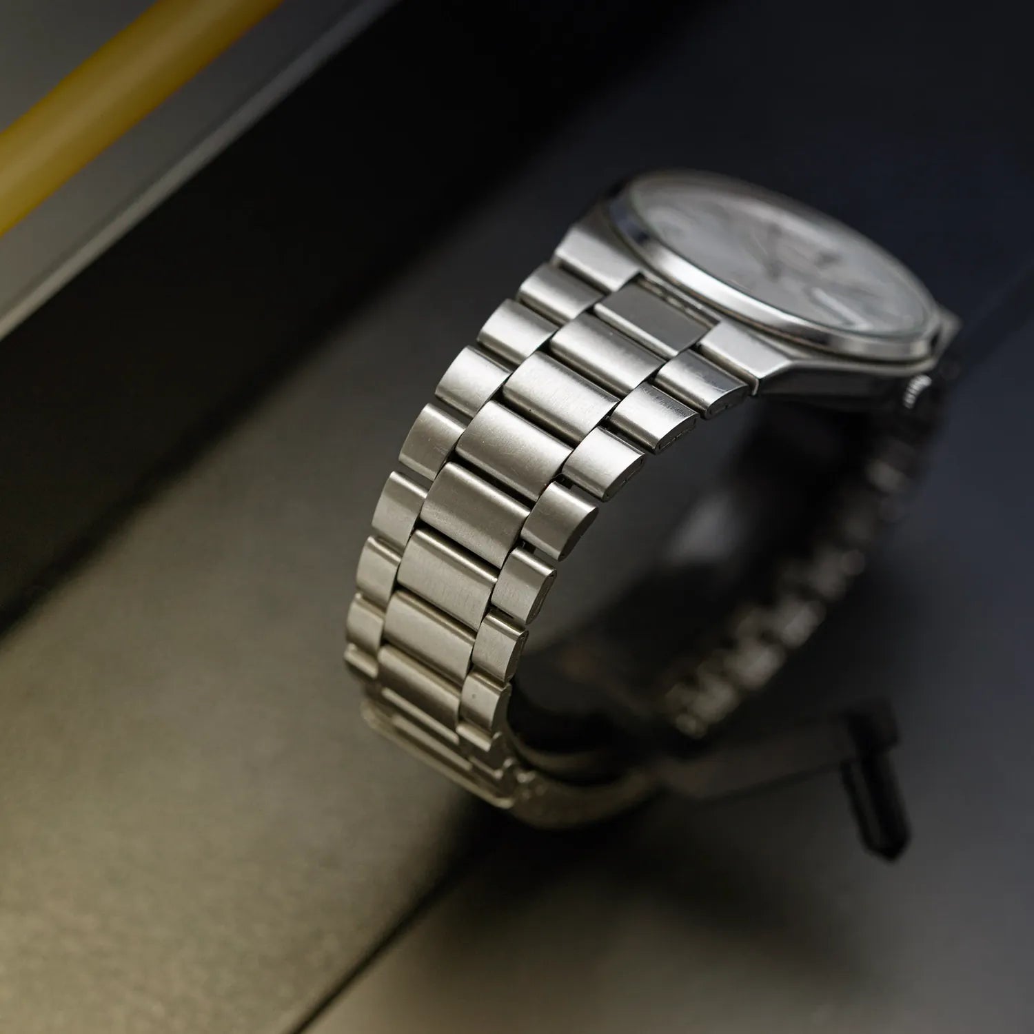 Seiko SQ, Ref. 8C23-8000, Cal. 8C23, Men’s Quartz Analog Vintage Watch, 1985 – dial close-up