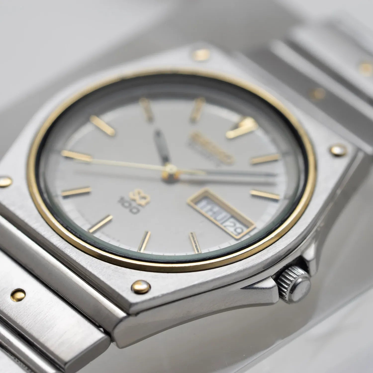 Seiko SQ100, Ref. 8123-6030, Cal. 8123, Men’s Vintage Quartz Watch, 1992 – side view alternative angle