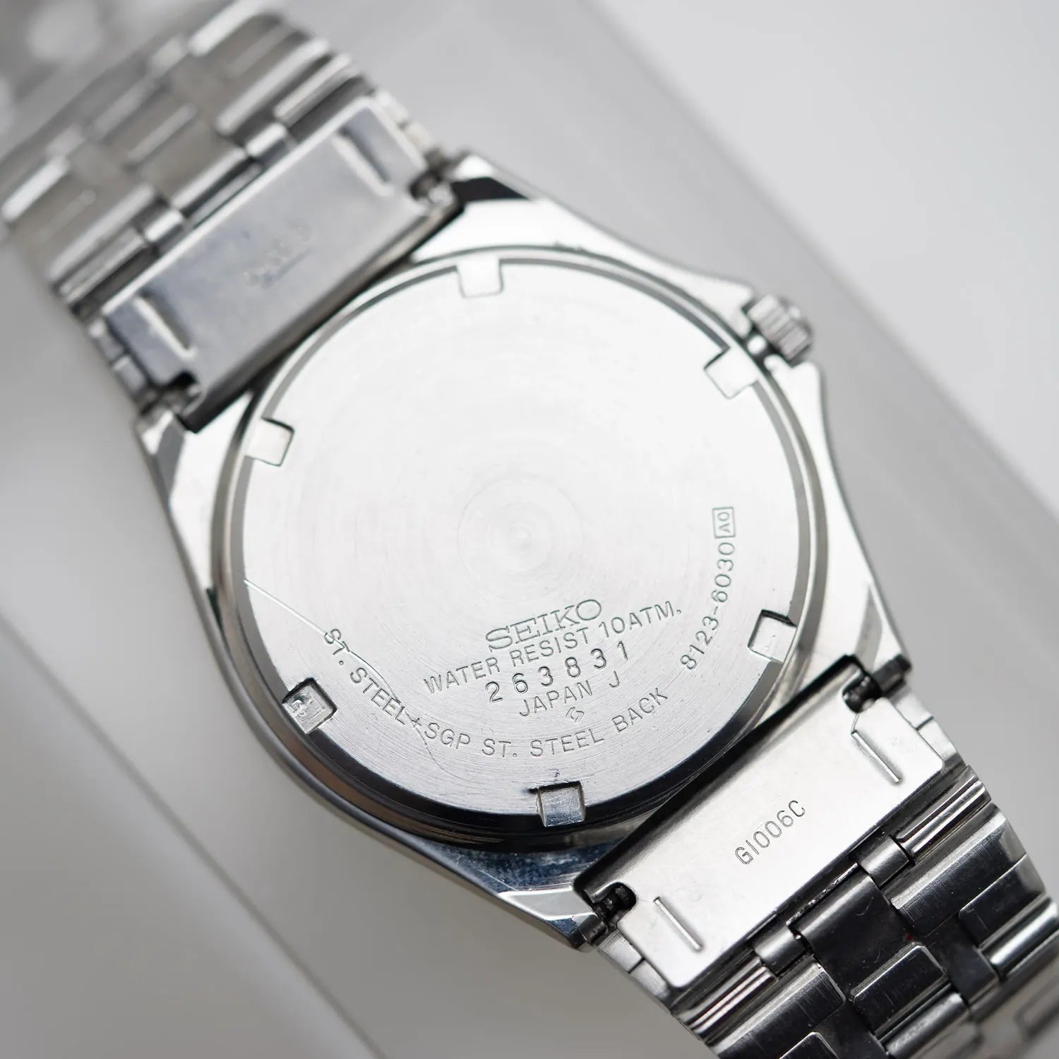 Seiko SQ100, Ref. 8123-6030, Cal. 8123, Men’s Vintage Quartz Watch, 1992 – movement close-up