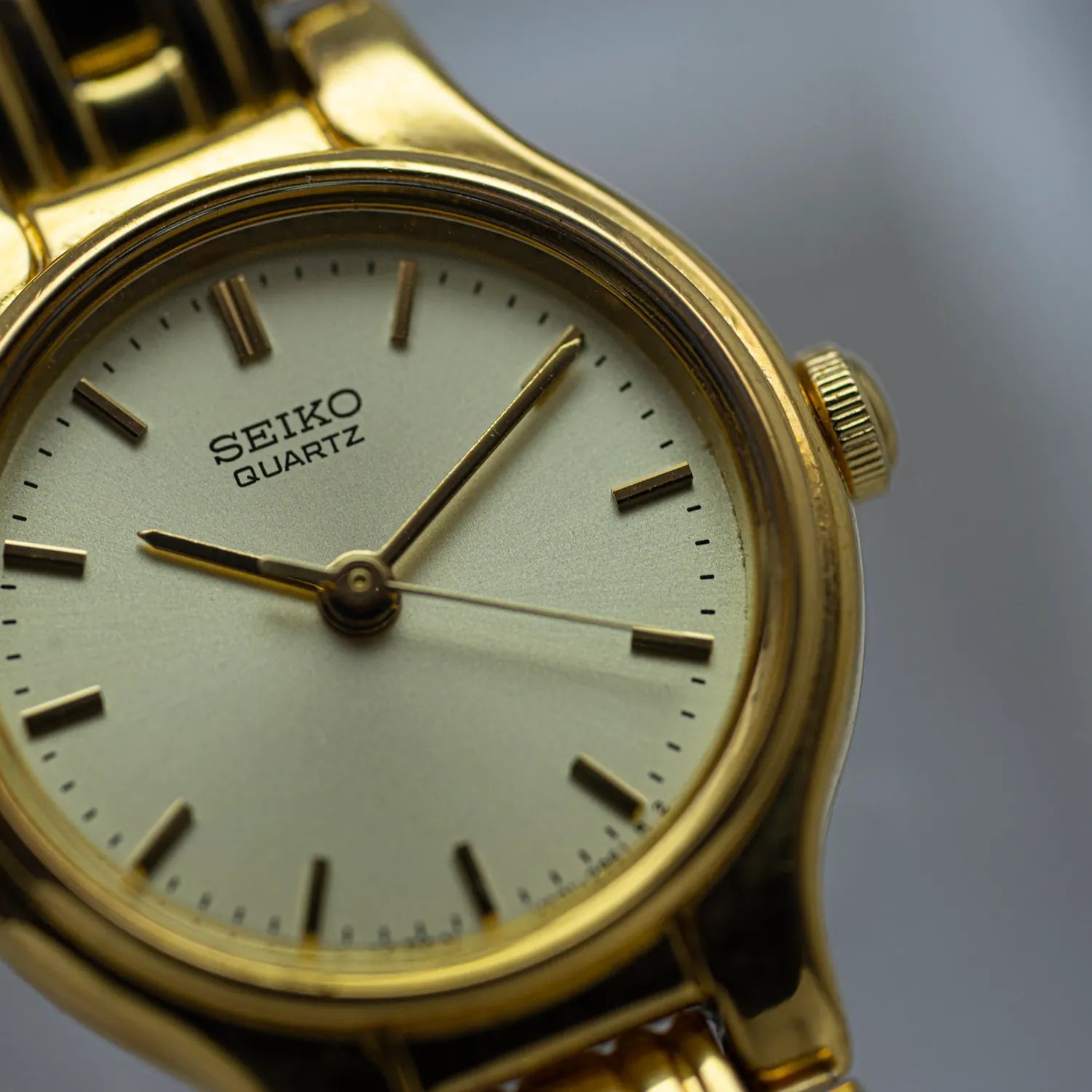 Seiko, Ref. V401-1121, Cal. V401, Women’s Quartz Analog Vintage Watch, 1999 – dial close-up