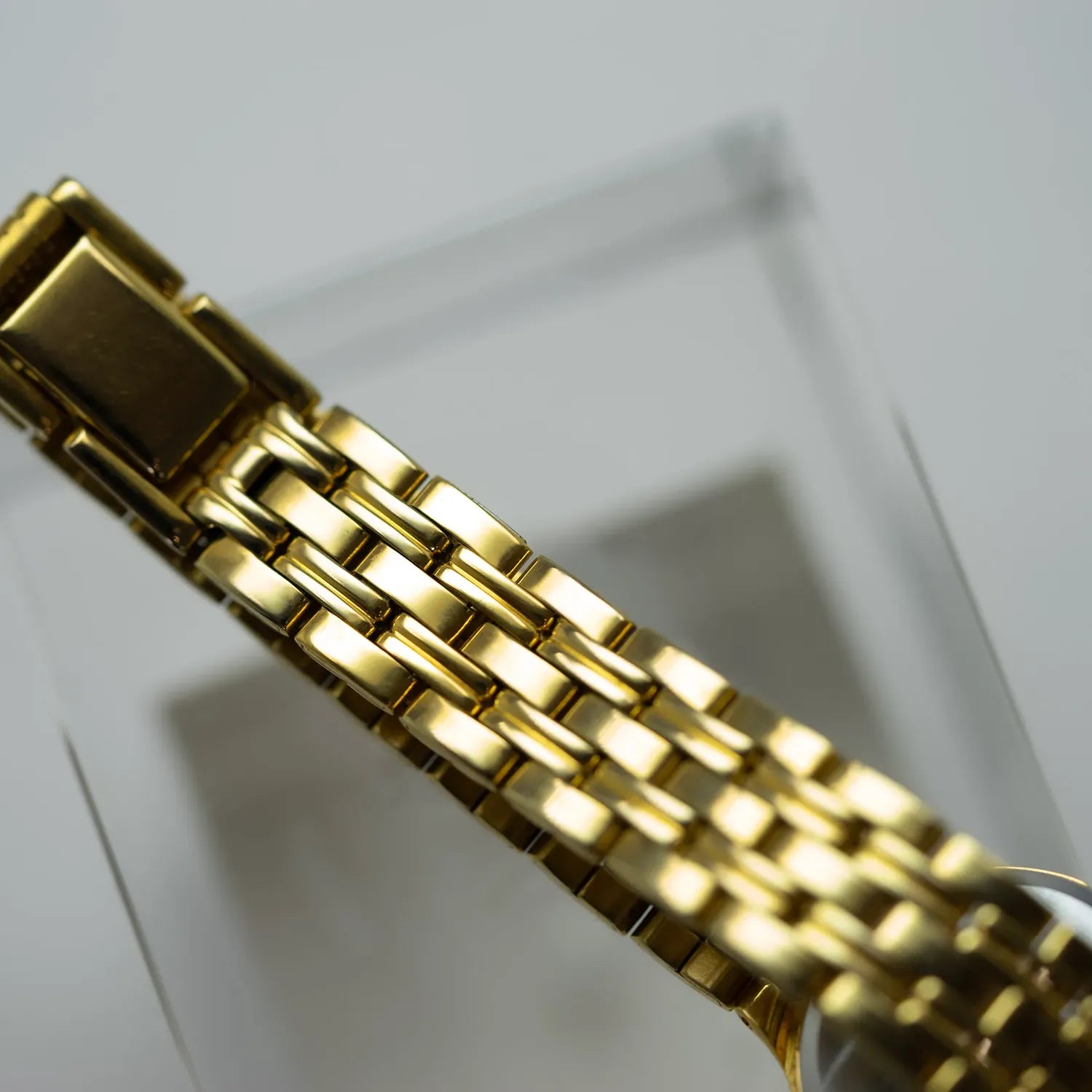 Seiko, Ref. V401-1121, Cal. V401, Women’s Quartz Analog Vintage Watch, 1999 – side view alternative angle