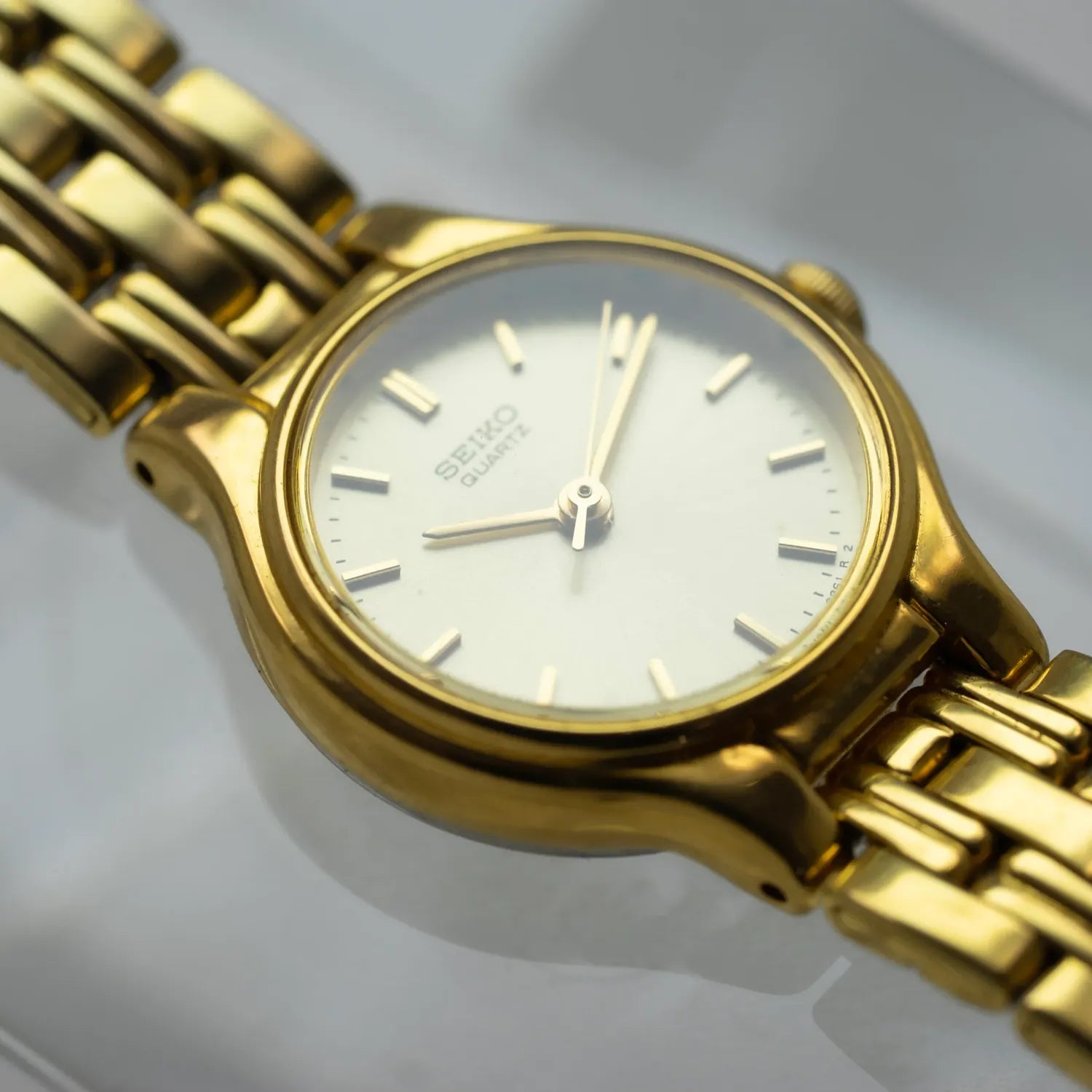 Seiko, Ref. V401-1121, Cal. V401, Women’s Quartz Analog Vintage Watch, 1999 – movement close-up