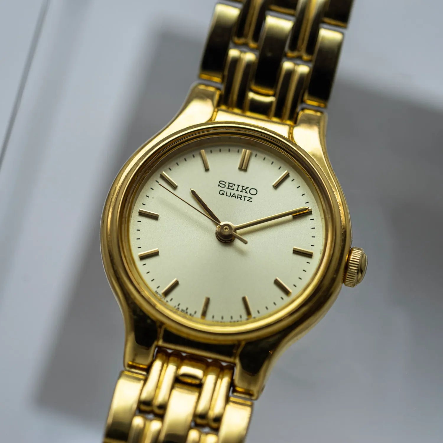 Seiko, Ref. V401-1121, Cal. V401, Women’s Quartz Analog Vintage Watch, 1999 – front view