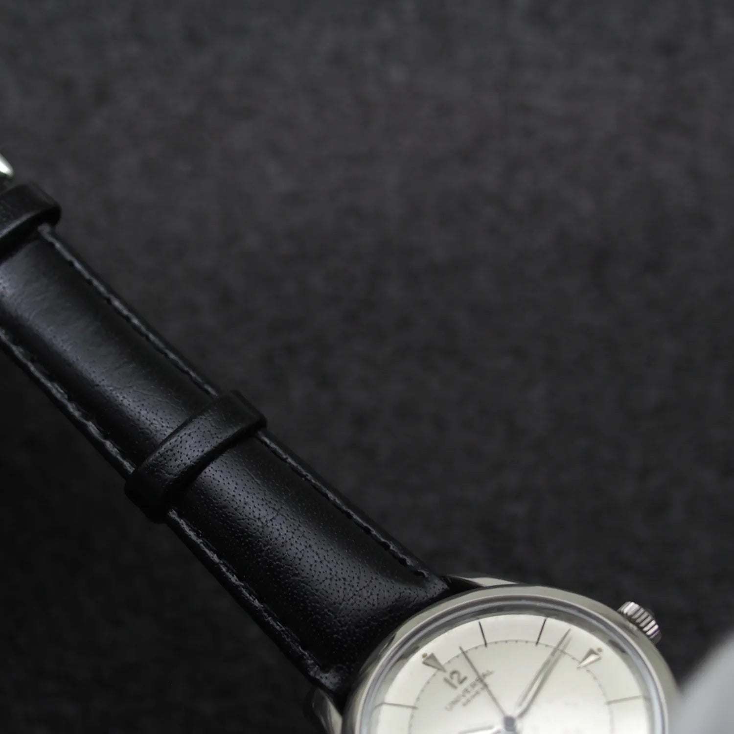 Universal Geneve Cal. 332 Amazing Gent's Dress Watch – side view alternative angle