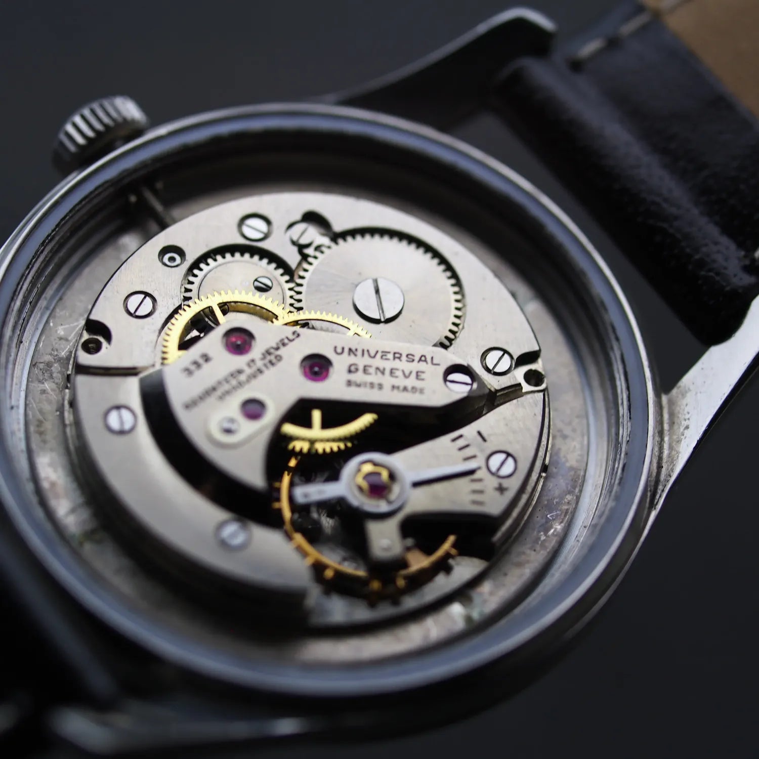 Universal Geneve Cal. 332 Amazing Gent's Dress Watch – back case