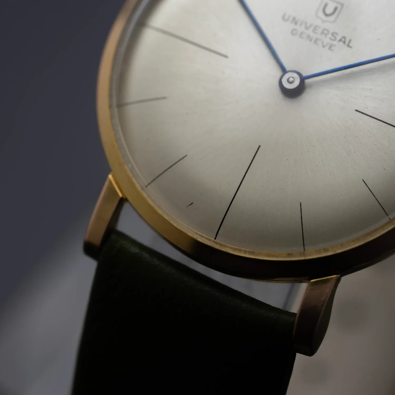 Universal Geneve Cal. 800 – side view
