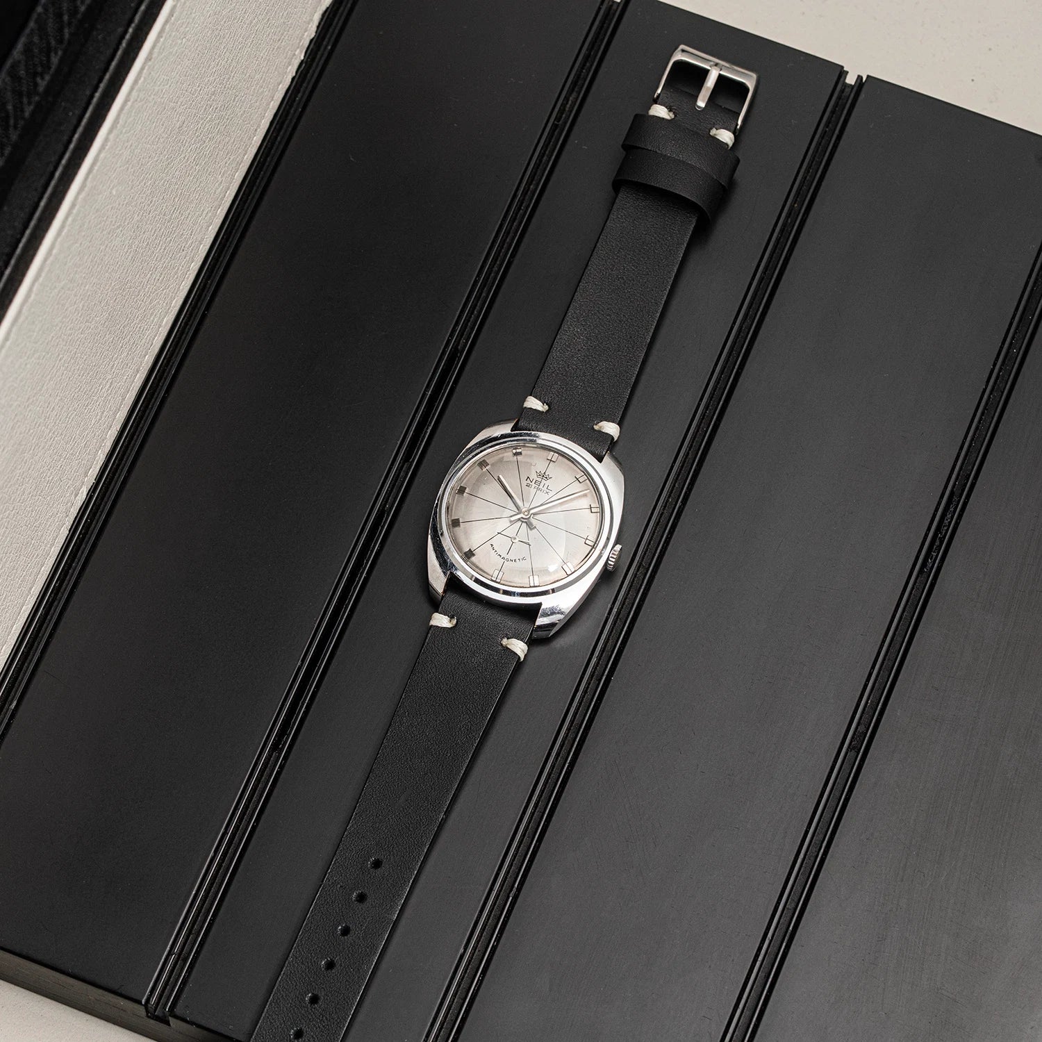 Neil 21 Prix, Men’s Manual Wind Vintage Watch, 1981 top view