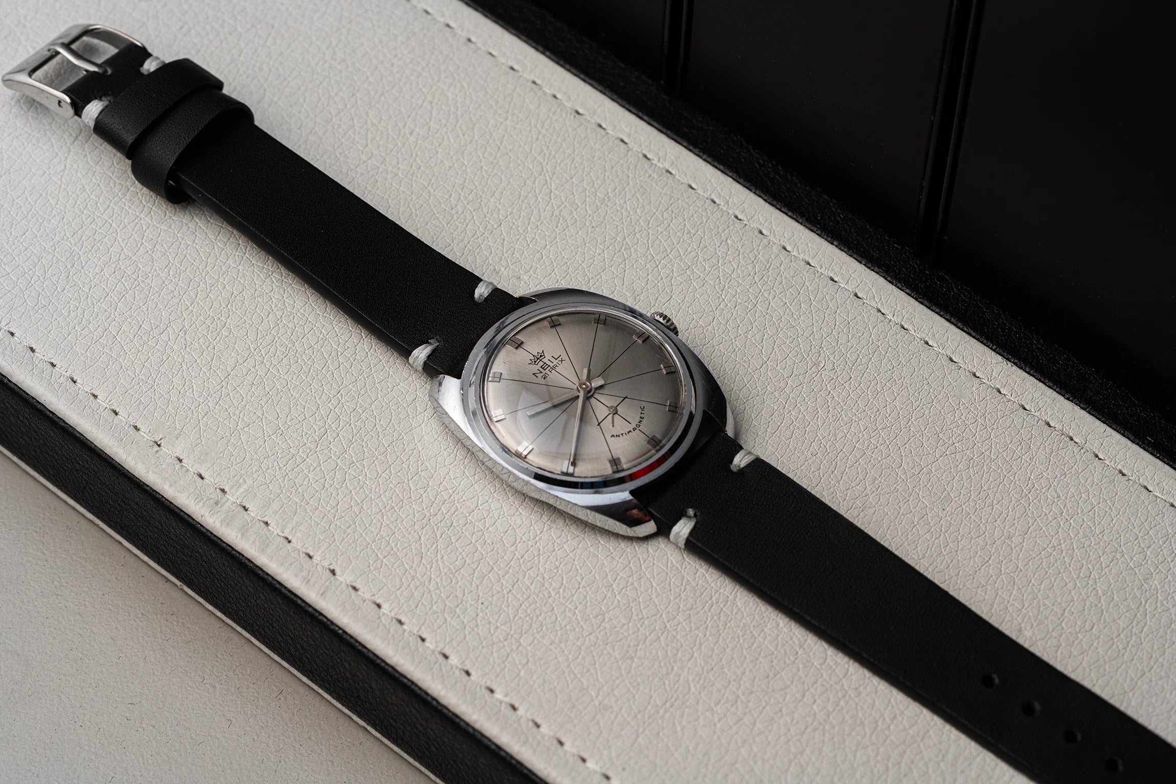 Neil 21 Prix, Men’s Manual Wind Vintage Watch, 1981 side view