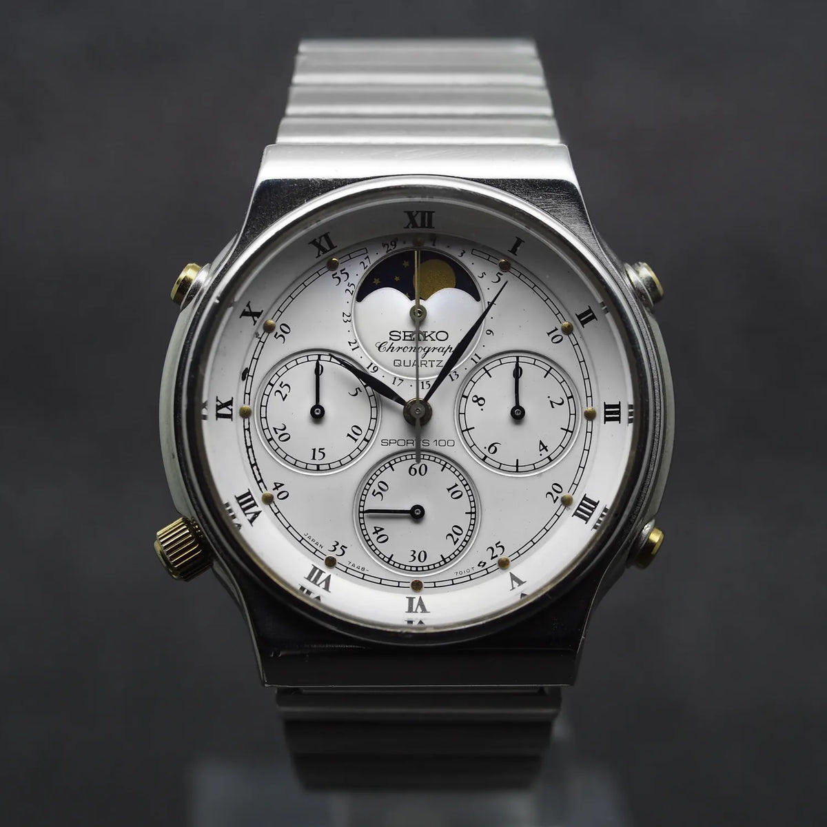 Seiko Sports 100 7A48-7000 from 1984, with an analog chronograph dial, pointer date and moon-phase display
