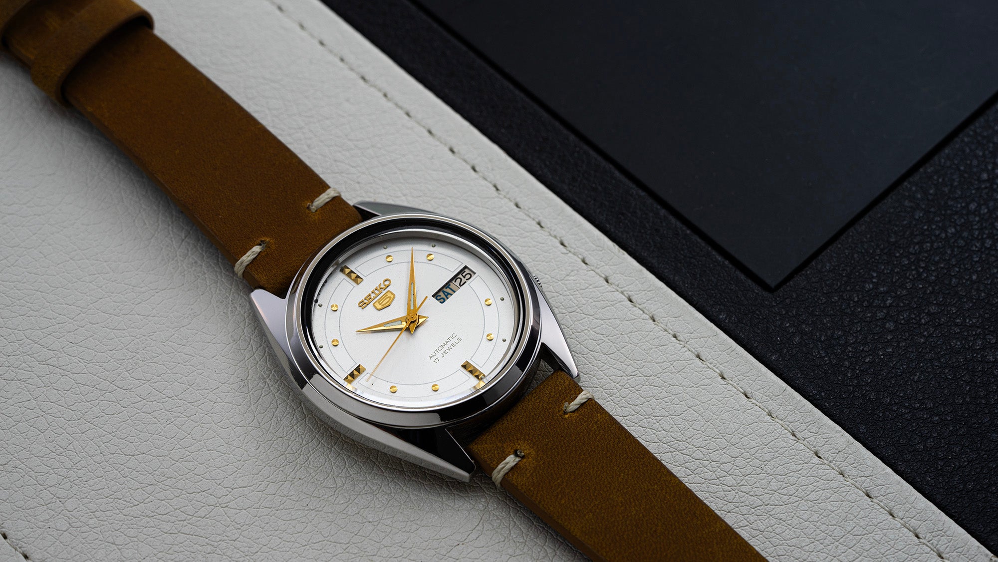 seiko-5-7009-3041-mens-automatic-dress-watch-1987 – dial close-up