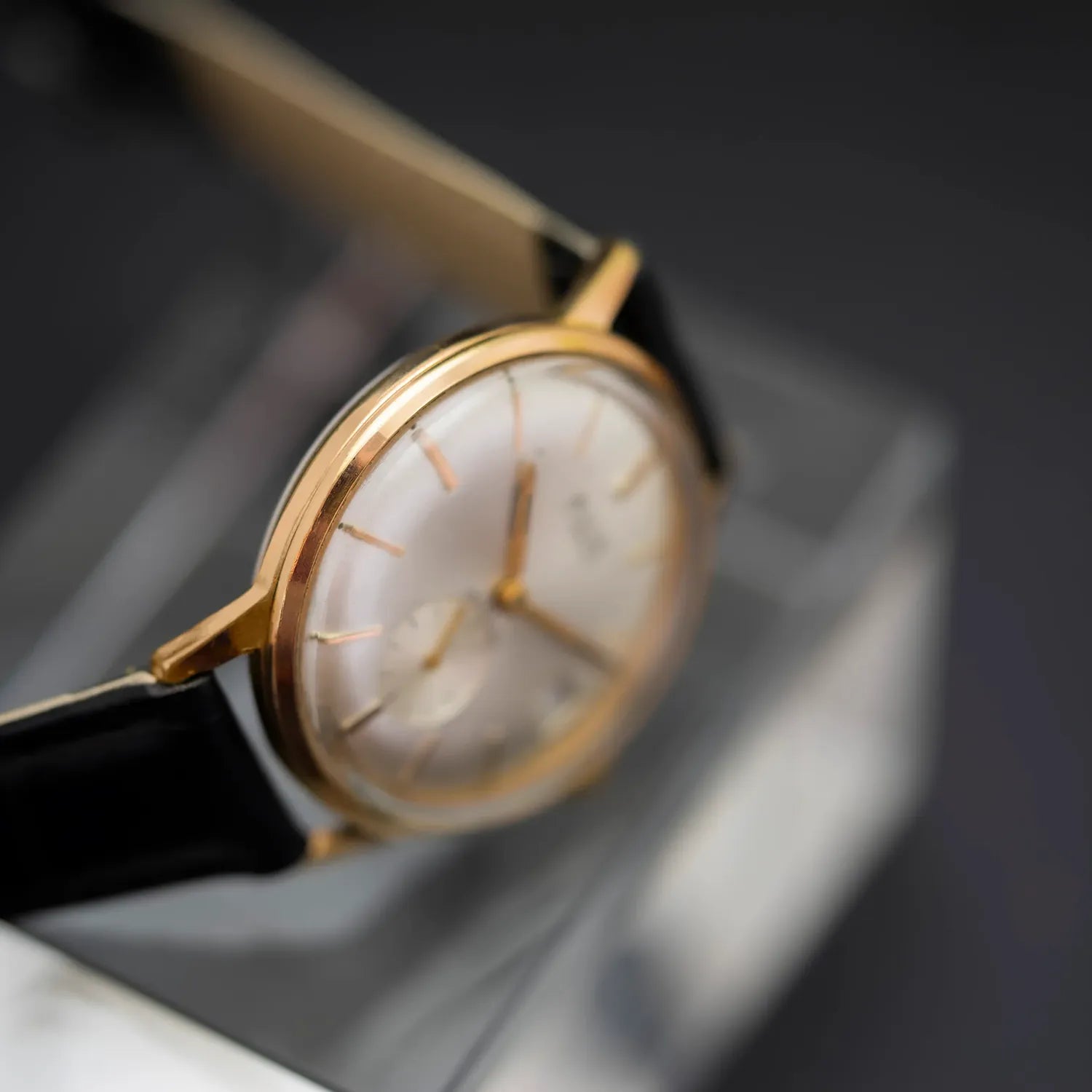 Avia Gold Plated Men's Dress Watch – movement close-up