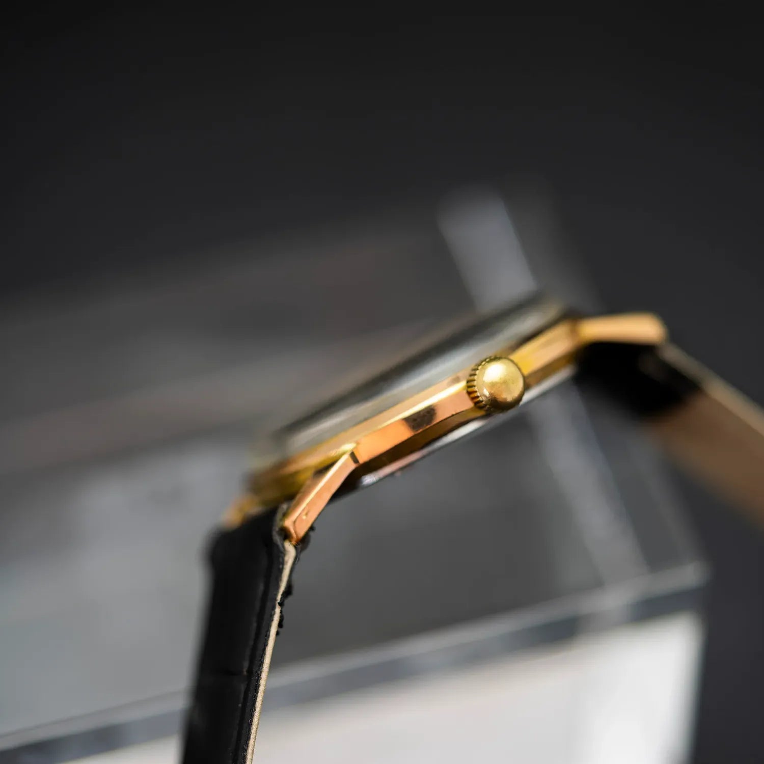 Avia Gold Plated Men's Dress Watch – back case