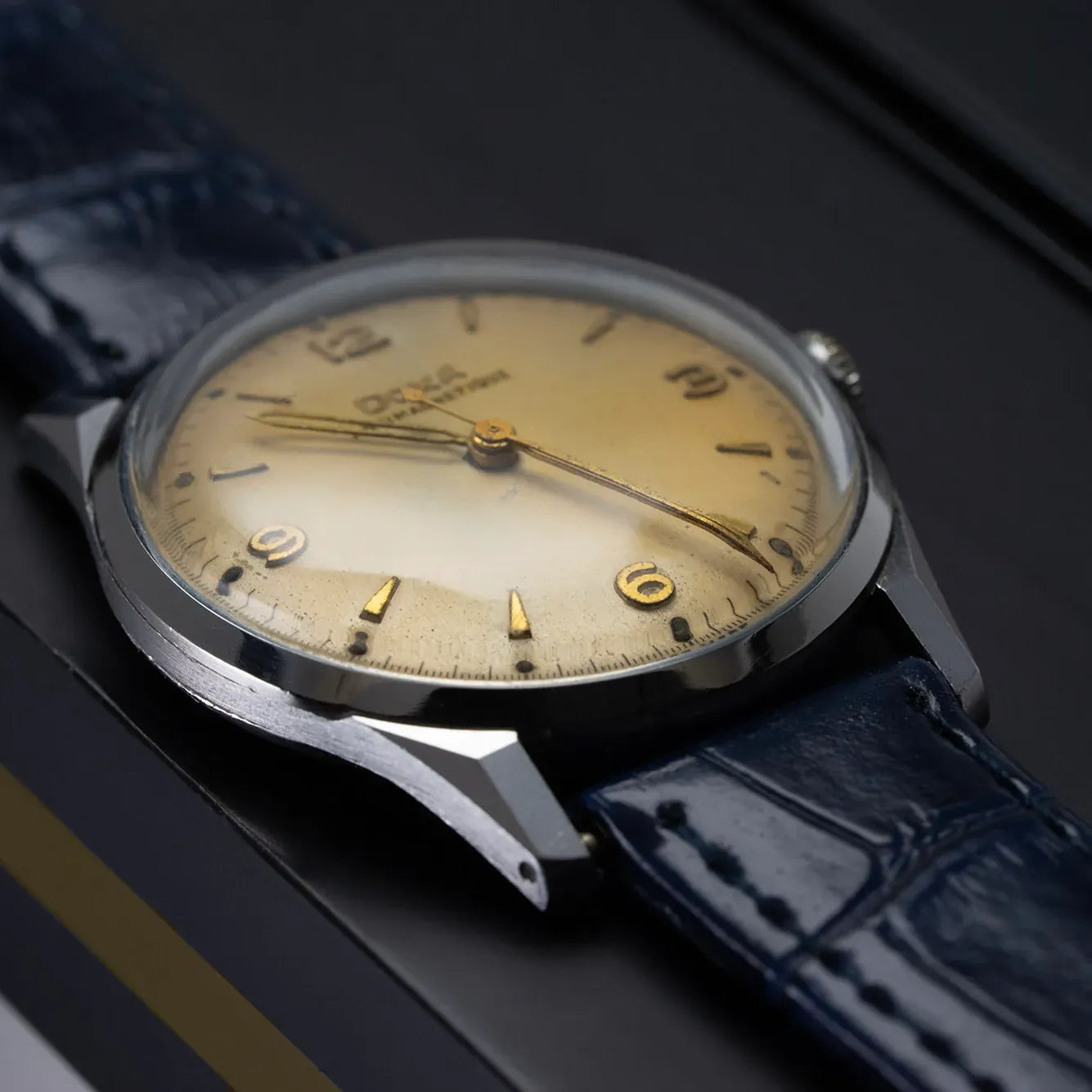 Doxa Cal. 1147 Vintage Men's Watch From 1948 – movement close-up