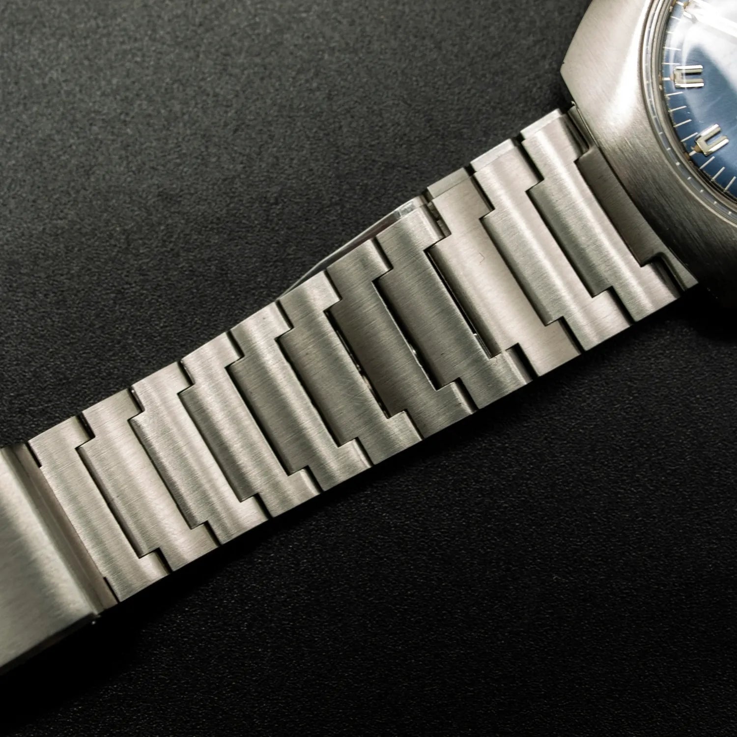 Doxa Conquistador Synchron Automatic – strap detail