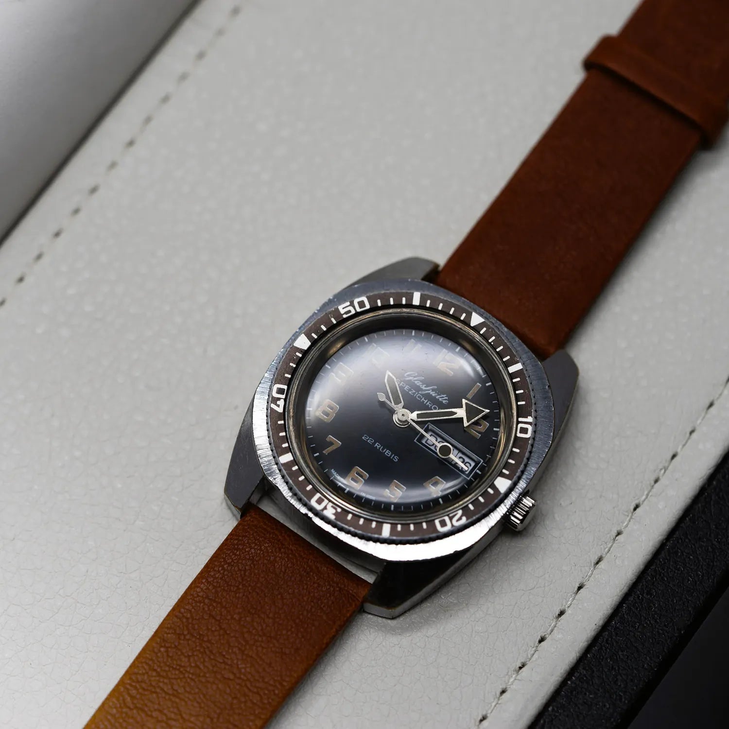 Glashutte Spezichron Automatic Vintage Diver – dial close-up