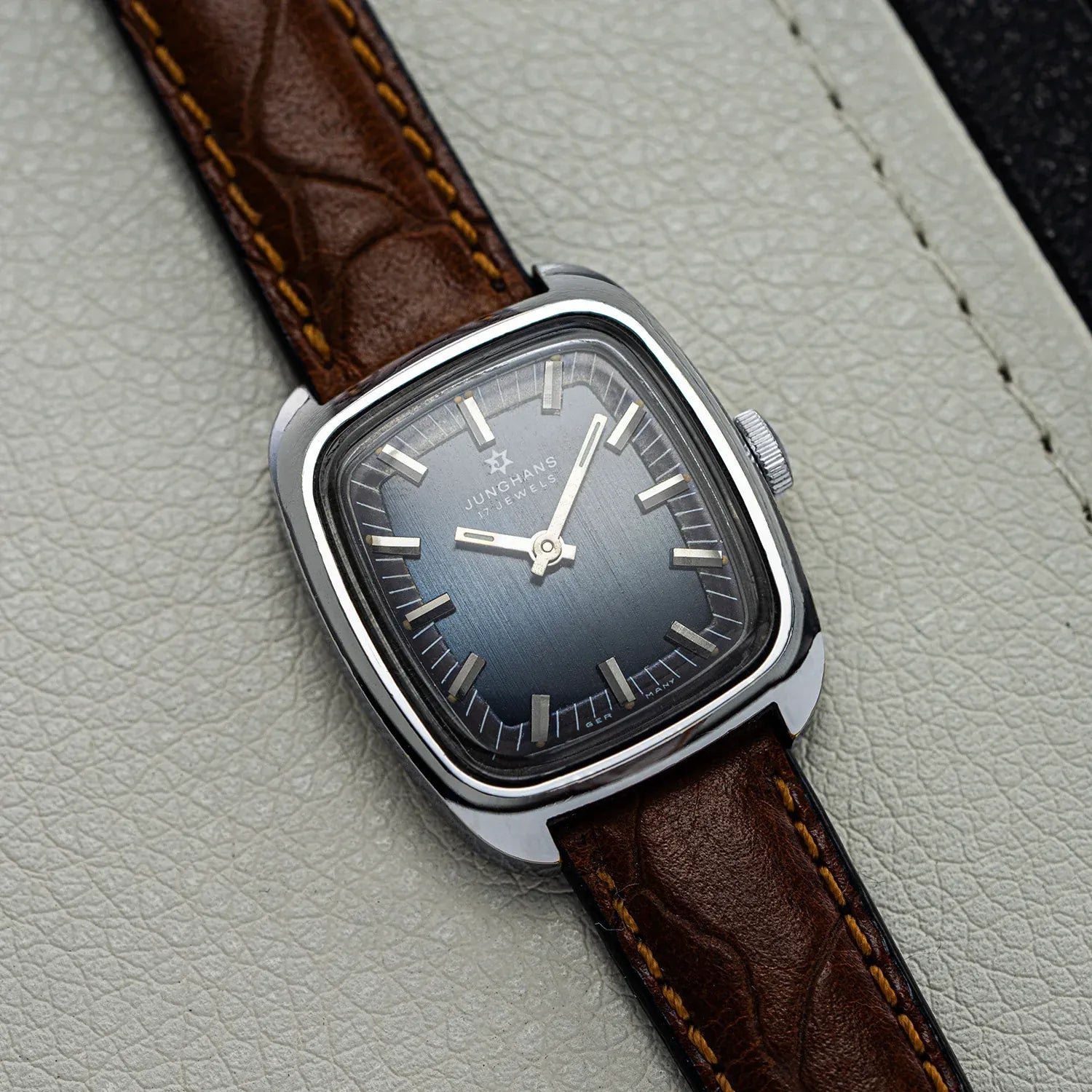 Junghans 674 Women's Vintage Watch – front view