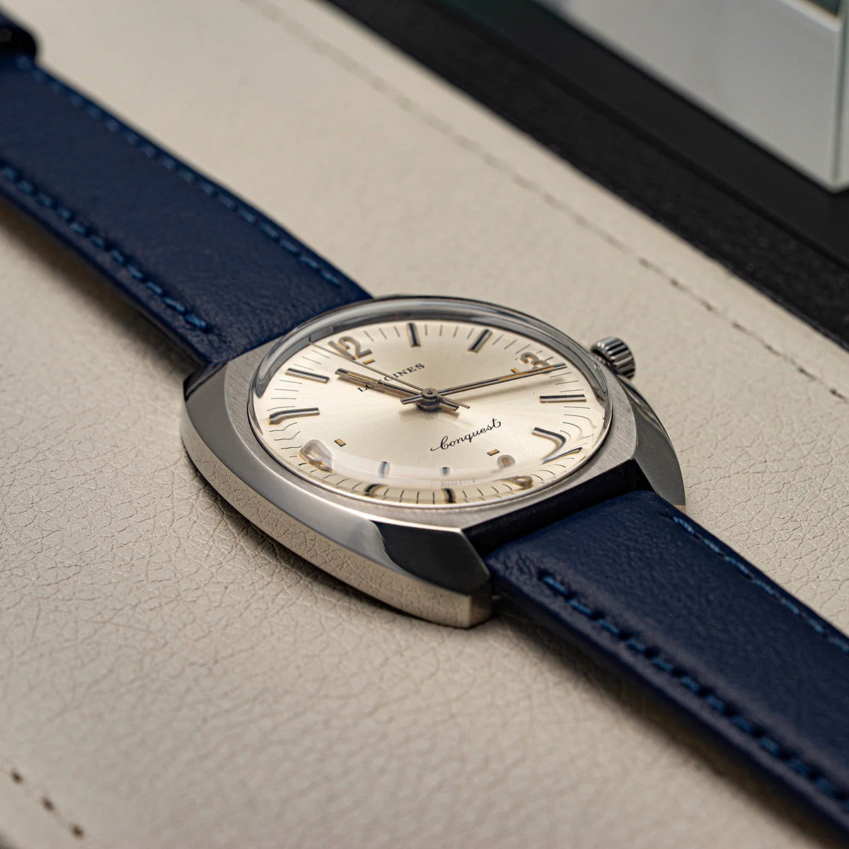 Longines Conquest 1558 2, Cal. 6942 Men's Case Close-up look