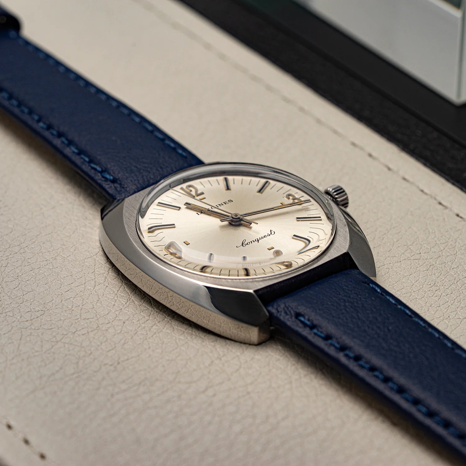 Longines Conquest 1558 2, Cal. 6942 Men's Case Close-up look