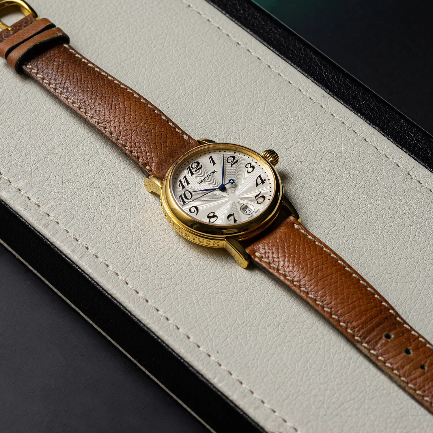 Montblanc Meisterstuck 7042 side top view on white leather stand