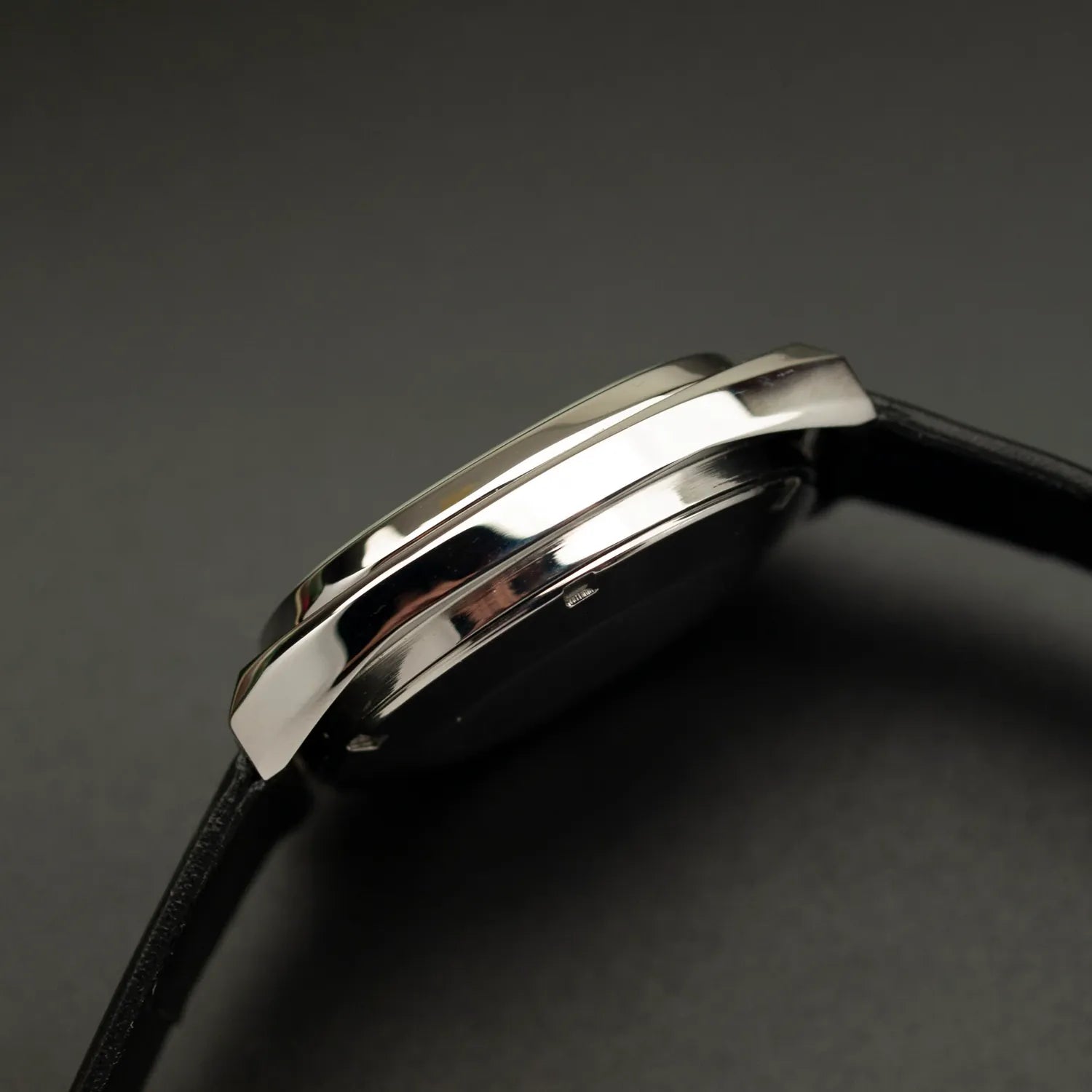Nivada Mustang 79 C1 Automatic Ref. 68057 – side view