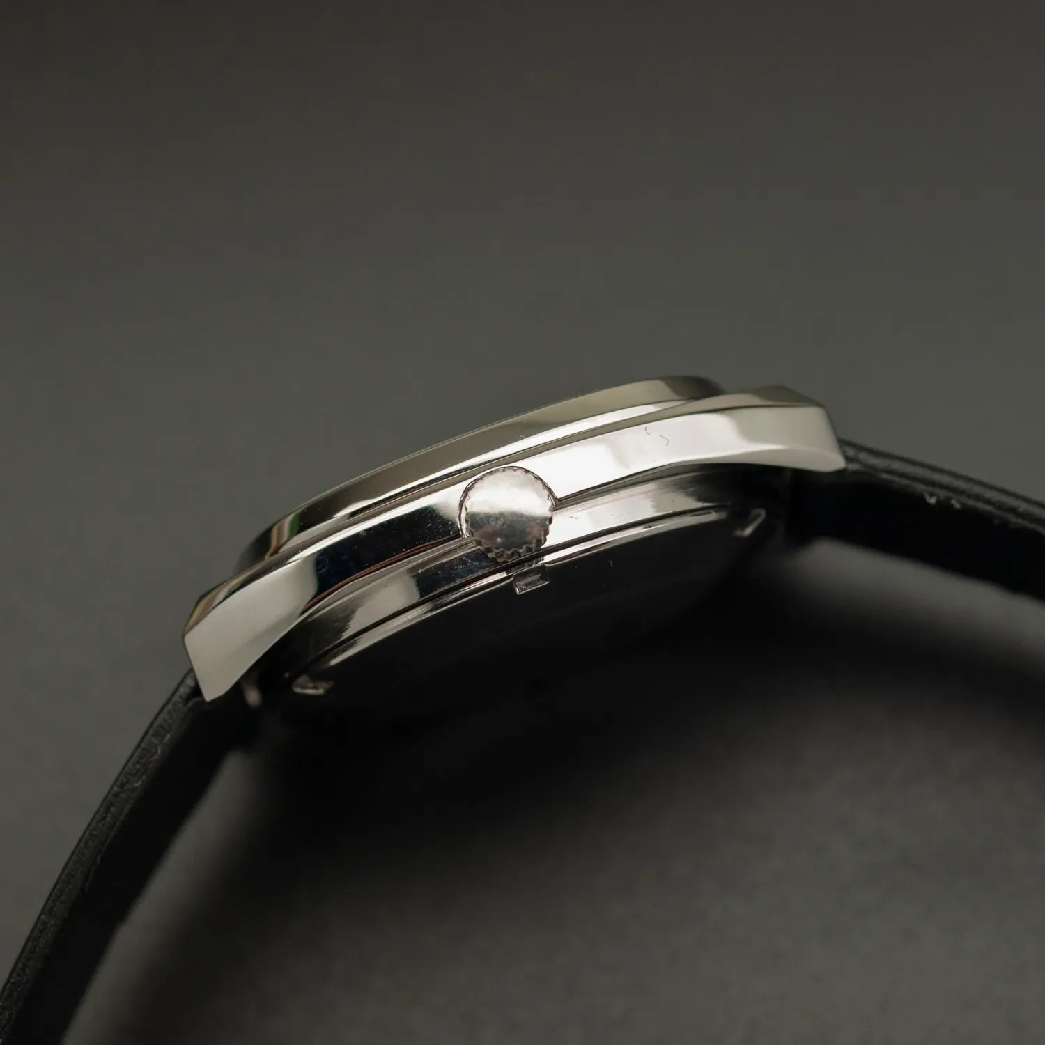 Nivada Mustang 79 C1 Automatic Ref. 68057 – side view alternative angle