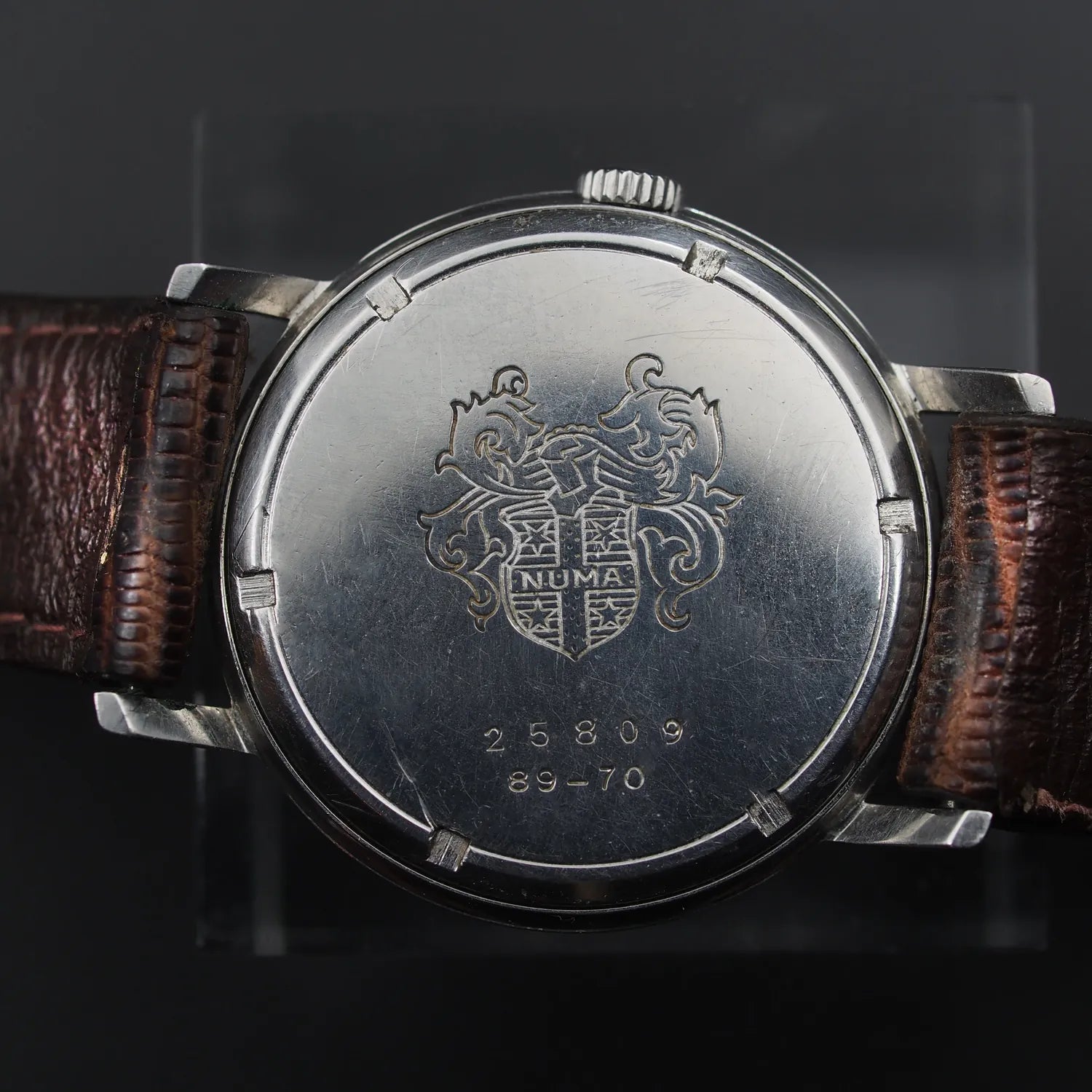 Numa Ref. 25809 – back case