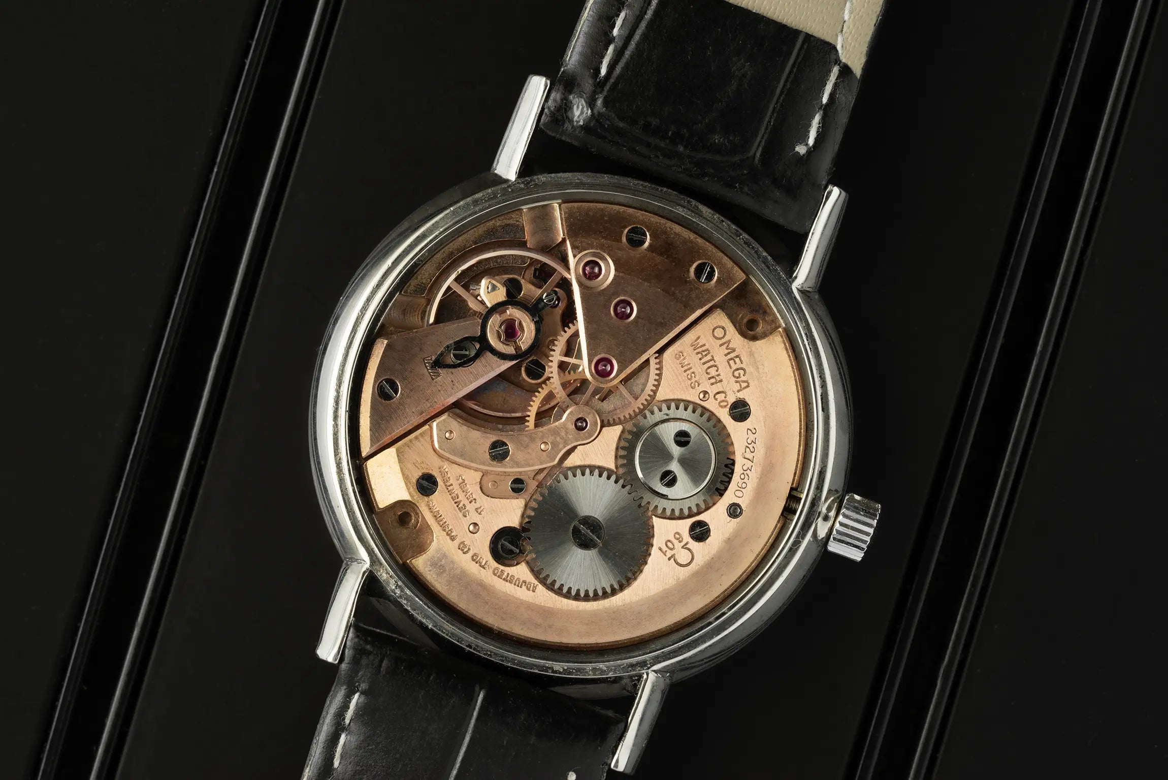 Omega 131.019, Cal. 601 macro shot of movement